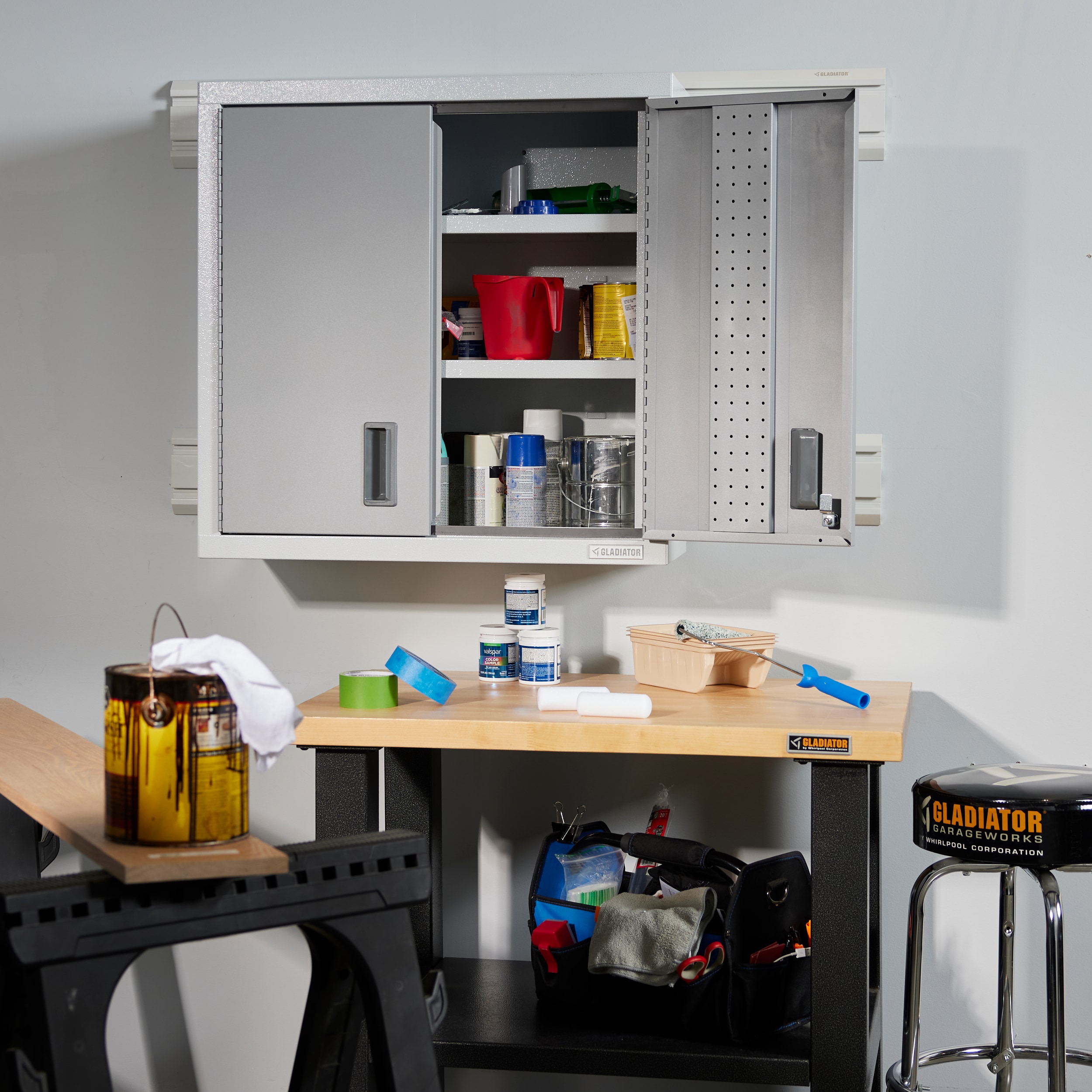 Gabinete de garaje de acero montado en la pared en blanco Gladiator Premier Wall GearBox 30.0000 pulgadas W x 30.0000 pulgadas H x 12.0000 pulgadas D