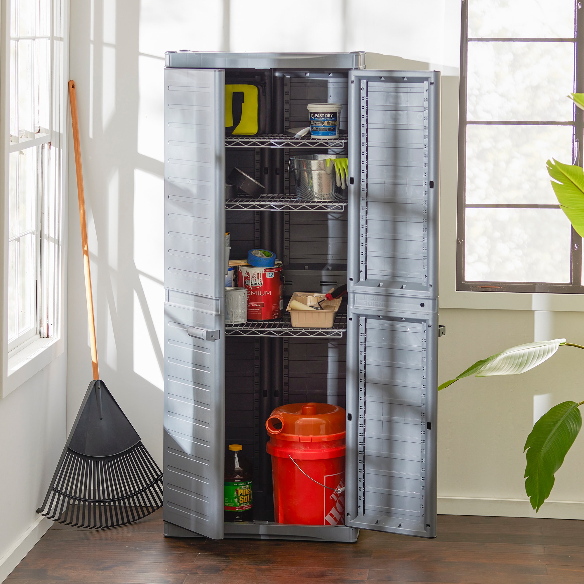 Gabinete de Almacenamiento Utilitario de Plástico Gris/Negro Autosoportado de Gracious Living de 17 pulgadas de ancho x 69 pulgadas de alto 290691
