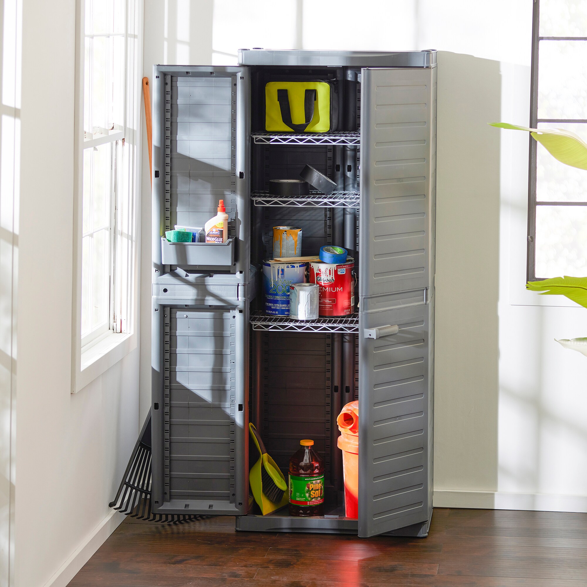 Gabinete de Almacenamiento Utilitario de Plástico Gris/Negro Autosoportado de Gracious Living de 17 pulgadas de ancho x 69 pulgadas de alto 290691