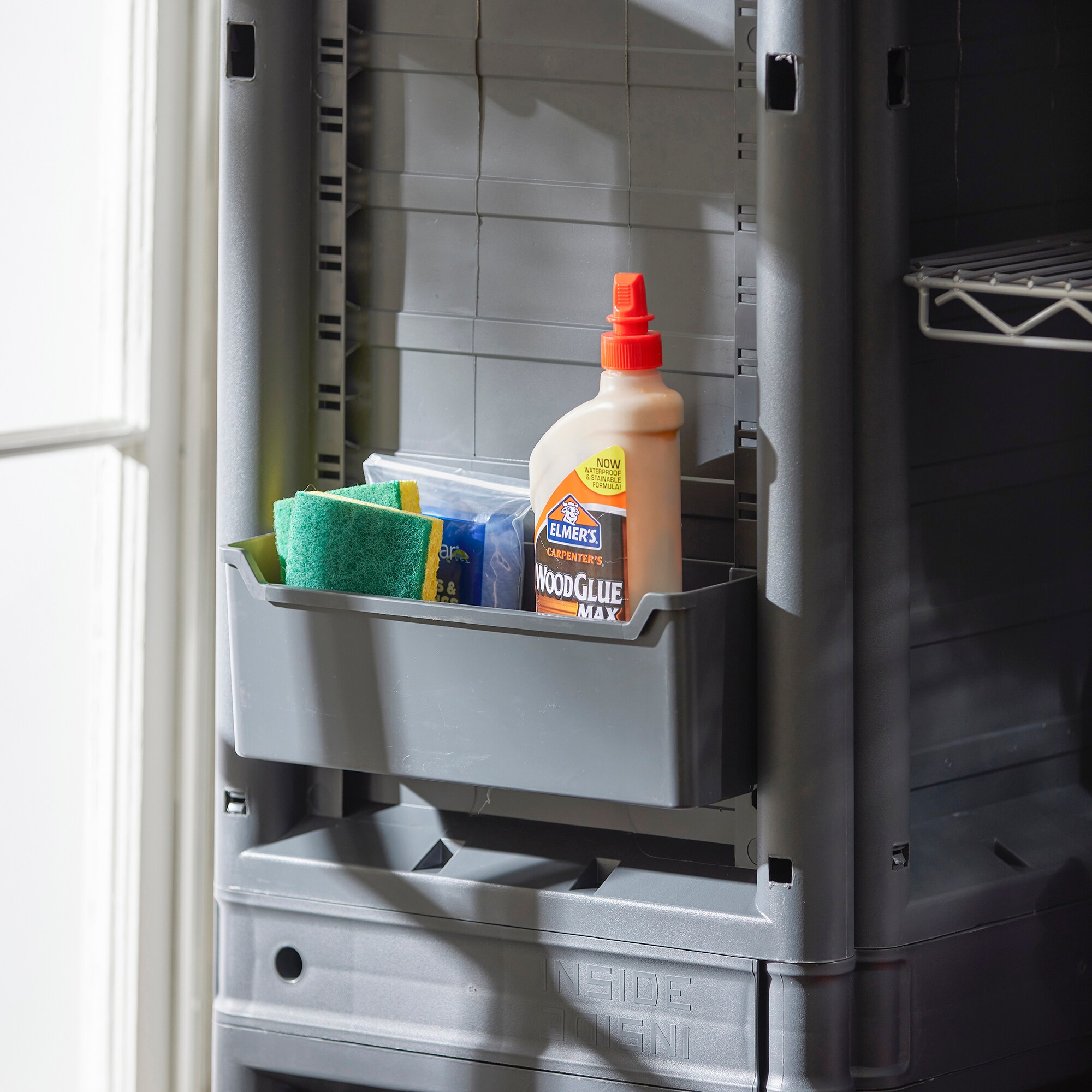 Gabinete de Almacenamiento Utilitario de Plástico Gris/Negro Autosoportado de Gracious Living de 17 pulgadas de ancho x 69 pulgadas de alto 290691
