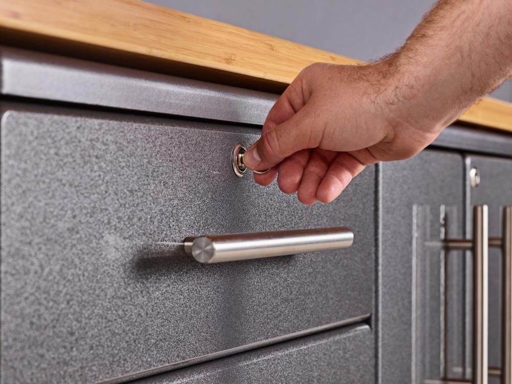 Sistema de almacenamiento para garaje Ulti-MATE 70.8 pulgadas de ancho x 36.5 pulgadas de alto x 21 pulgadas de profundidad 3 gabinetes de madera compuesta con frente metálico gris y caja de gabinete gris. UG24042G