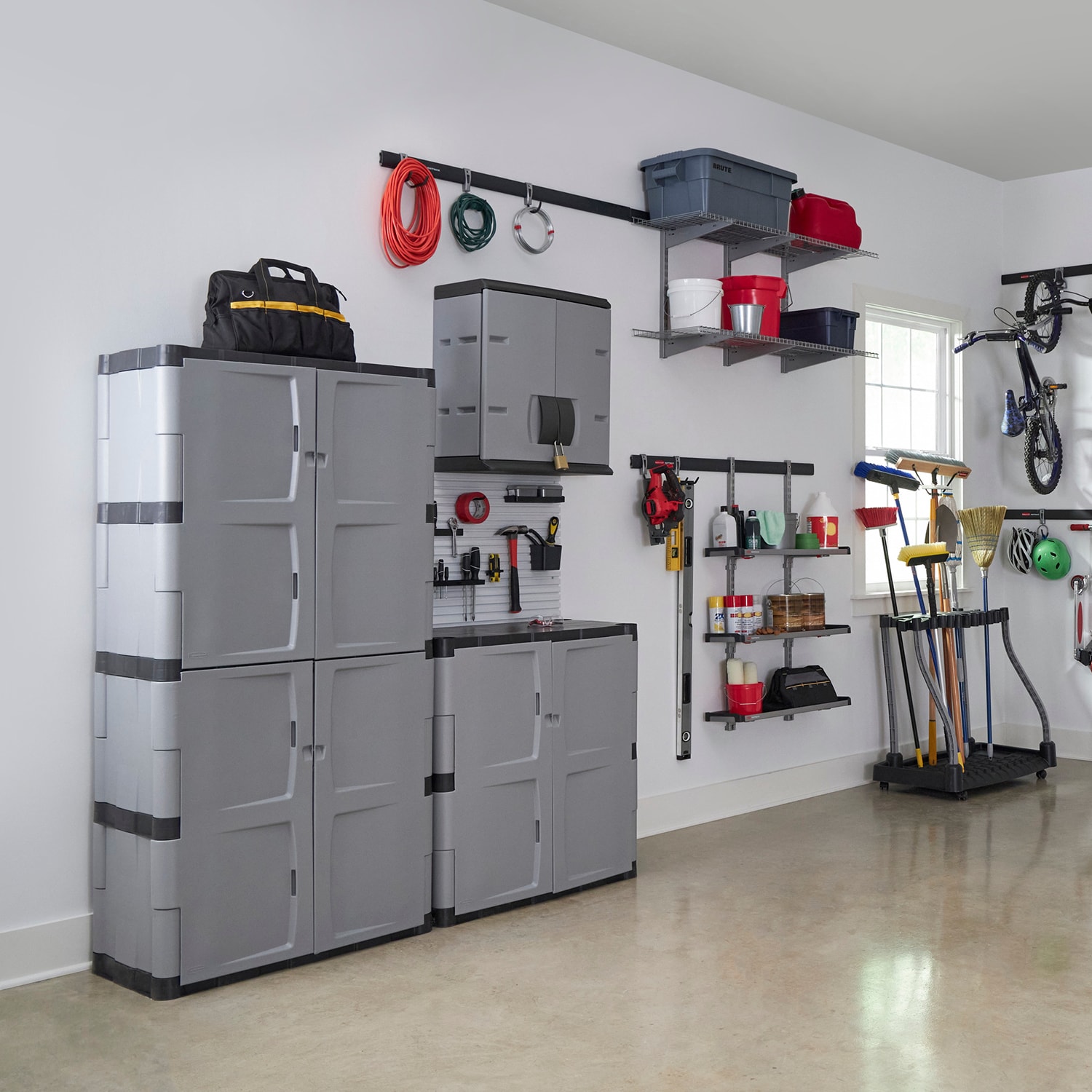 Gabinete de Plástico Independiente para Garaje en Gris de 36 pulgadas de ancho x 37 pulgadas de alto x 18 pulgadas de fondo Rubbermaid FG708500MICHR