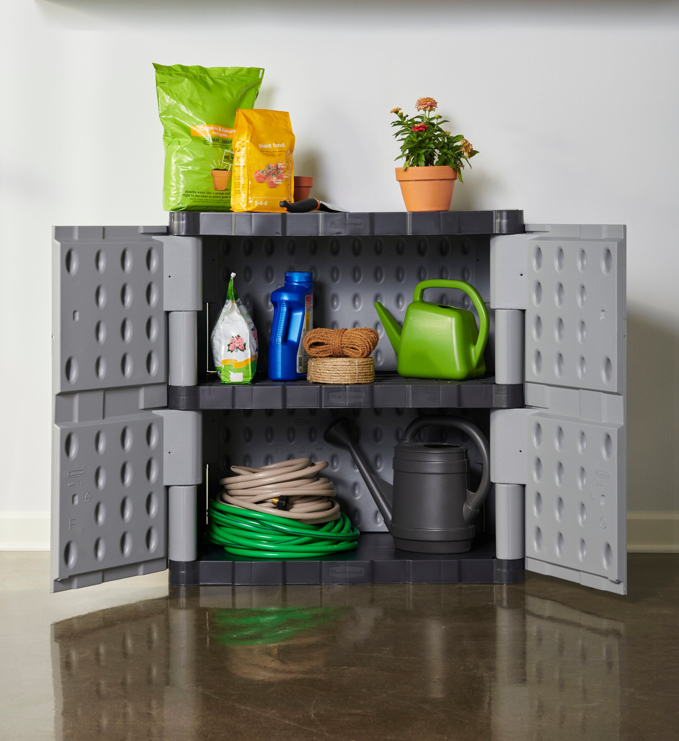Gabinete de Plástico Independiente para Garaje en Gris de 36 pulgadas de ancho x 37 pulgadas de alto x 18 pulgadas de fondo Rubbermaid FG708500MICHR