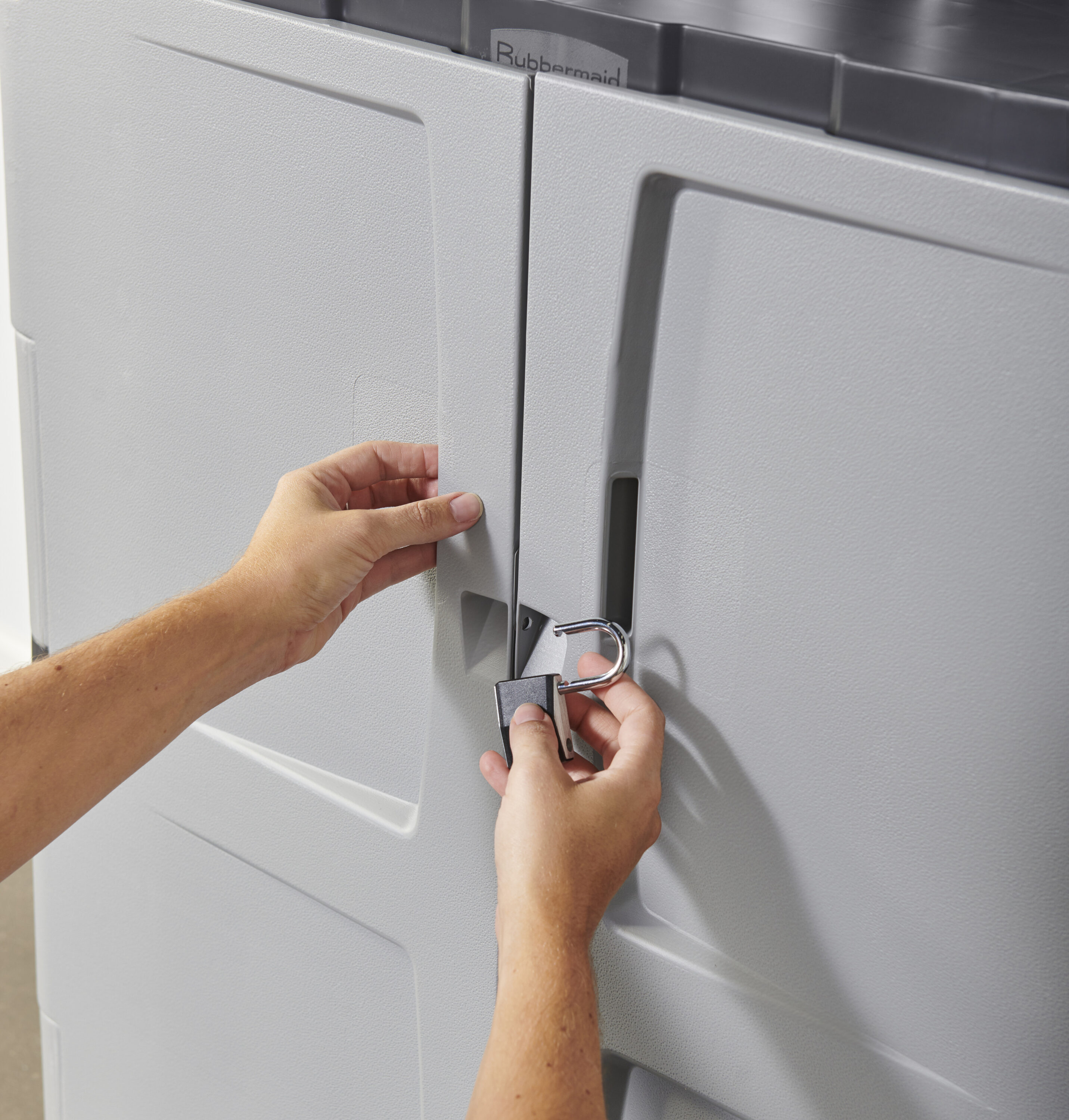 Gabinete de Plástico Independiente para Garaje en Gris de 36 pulgadas de ancho x 37 pulgadas de alto x 18 pulgadas de fondo Rubbermaid FG708500MICHR