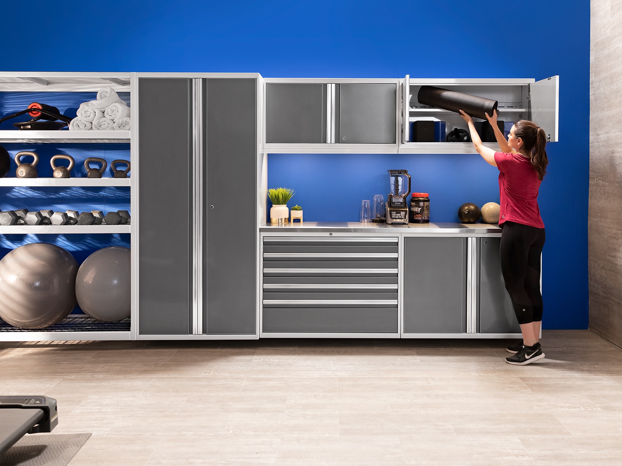 Sistema de almacenamiento para garaje de acero platino con 5 gabinetes de NewAge Products de 92 pulgadas de ancho x 84.75 pulgadas de alto x 24 pulgadas de profundidad.