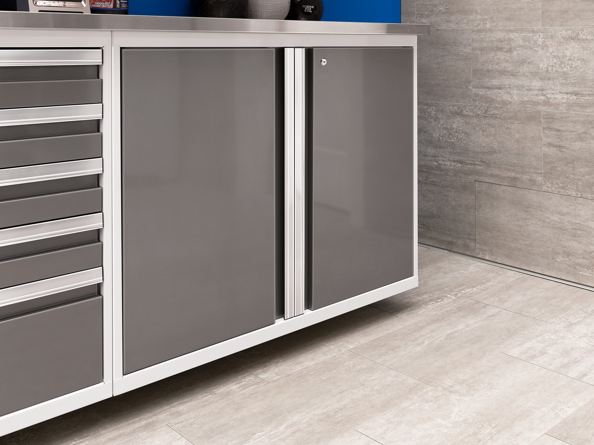 Sistema de almacenamiento para garaje de acero platino con 5 gabinetes de NewAge Products de 92 pulgadas de ancho x 84.75 pulgadas de alto x 24 pulgadas de profundidad.