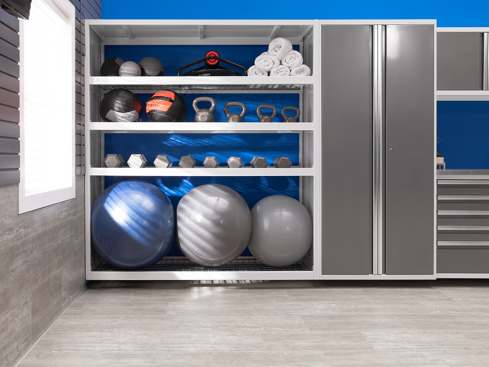 Sistema de almacenamiento para garaje de acero platino con 5 gabinetes de NewAge Products de 92 pulgadas de ancho x 84.75 pulgadas de alto x 24 pulgadas de profundidad.