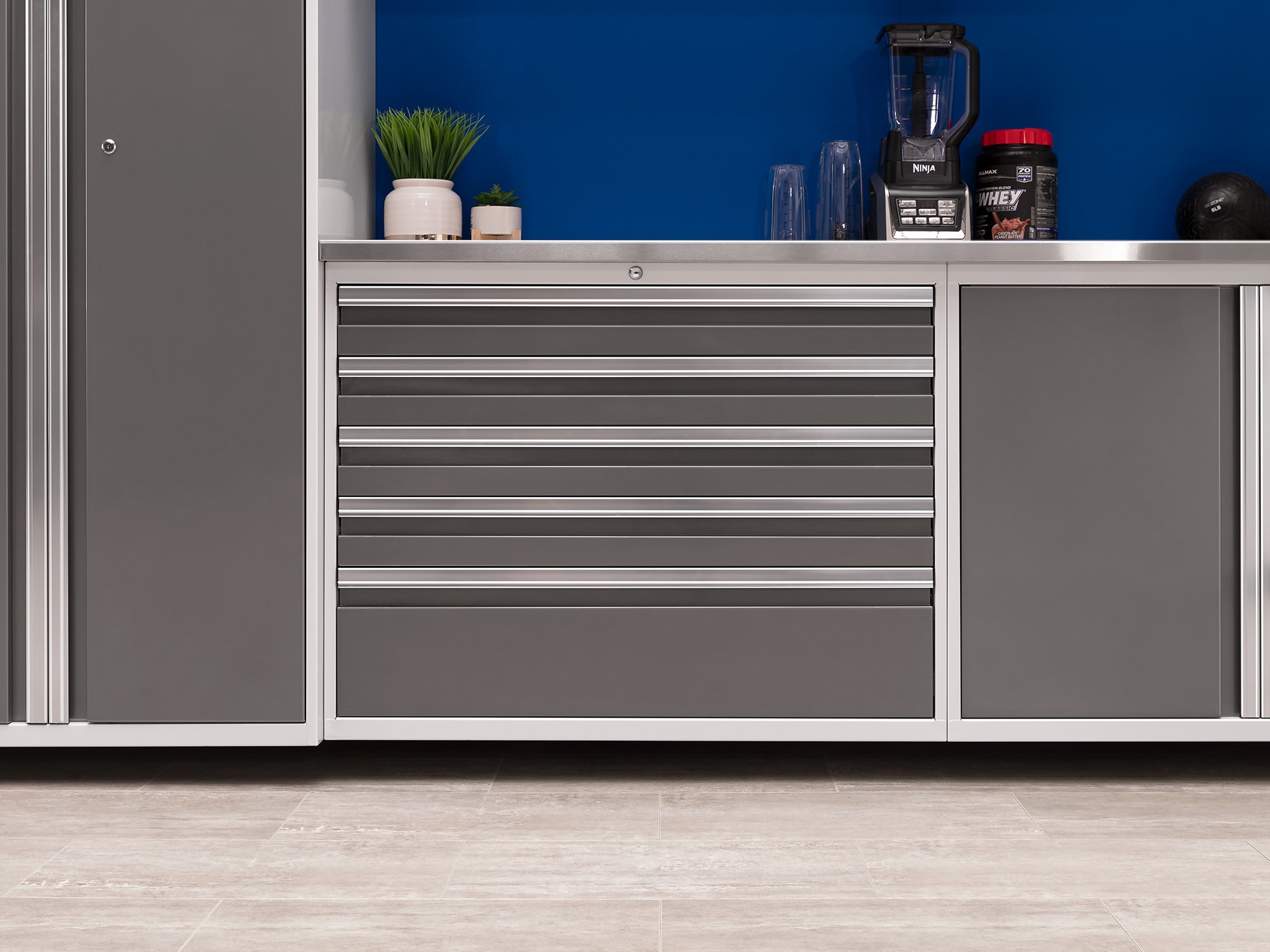 Sistema de almacenamiento para garaje de acero platino con 5 gabinetes de NewAge Products de 92 pulgadas de ancho x 84.75 pulgadas de alto x 24 pulgadas de profundidad.