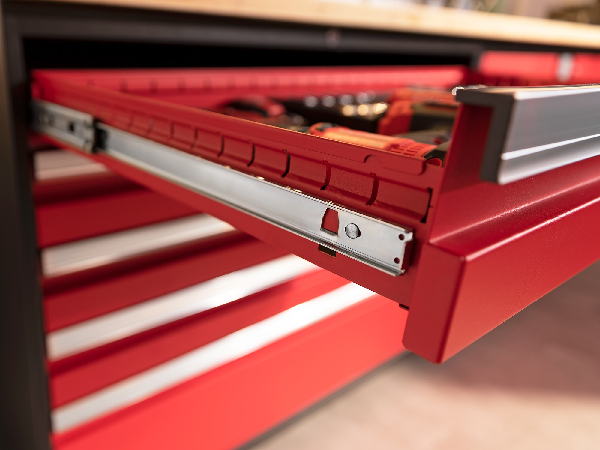 Sistema de almacenamiento para garaje en acero color rojo profundo 5 gabinetes de NewAge Products de 92 pulgadas de ancho x 84.75 pulgadas de alto x 24 pulgadas de profundidad 55977