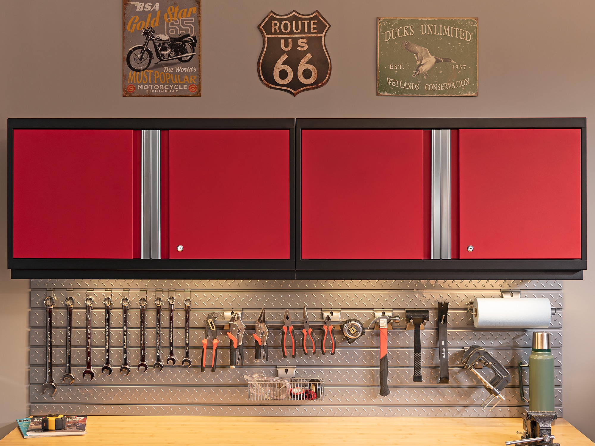 Sistema de almacenamiento para garaje en acero color rojo profundo 5 gabinetes de NewAge Products de 92 pulgadas de ancho x 84.75 pulgadas de alto x 24 pulgadas de profundidad 55977