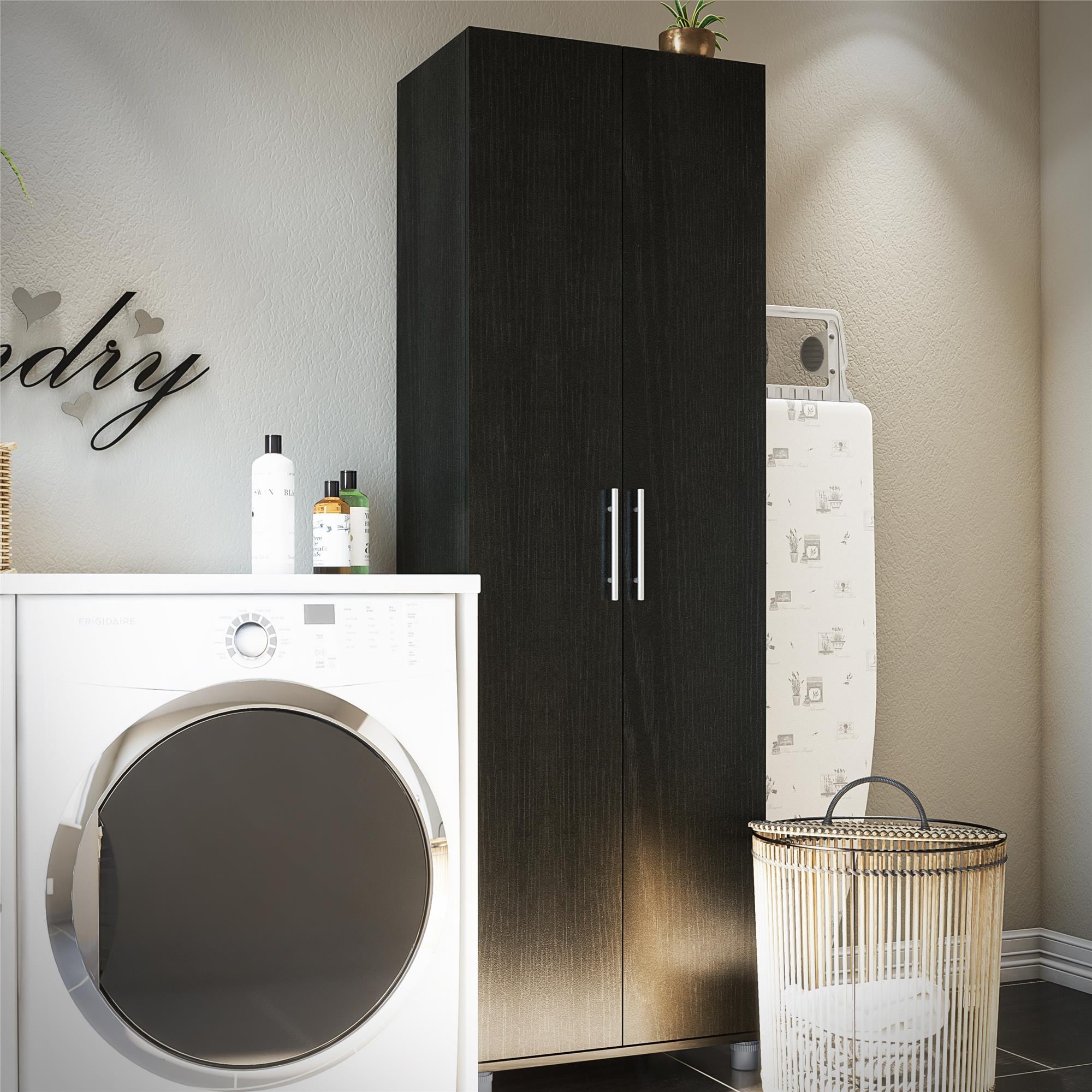 Gabinete de almacenamiento de utilidad independiente de madera compuesta de Roble Negro/Roble Nocturno Ameriwood Home Camberly 23.7 pulgadas de ancho x 74.3 pulgadas de alto 2579335COM