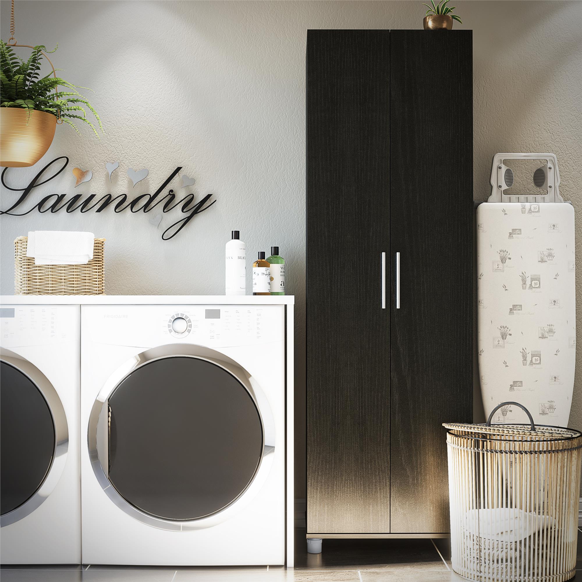 Gabinete de almacenamiento de utilidad independiente de madera compuesta de Roble Negro/Roble Nocturno Ameriwood Home Camberly 23.7 pulgadas de ancho x 74.3 pulgadas de alto 2579335COM