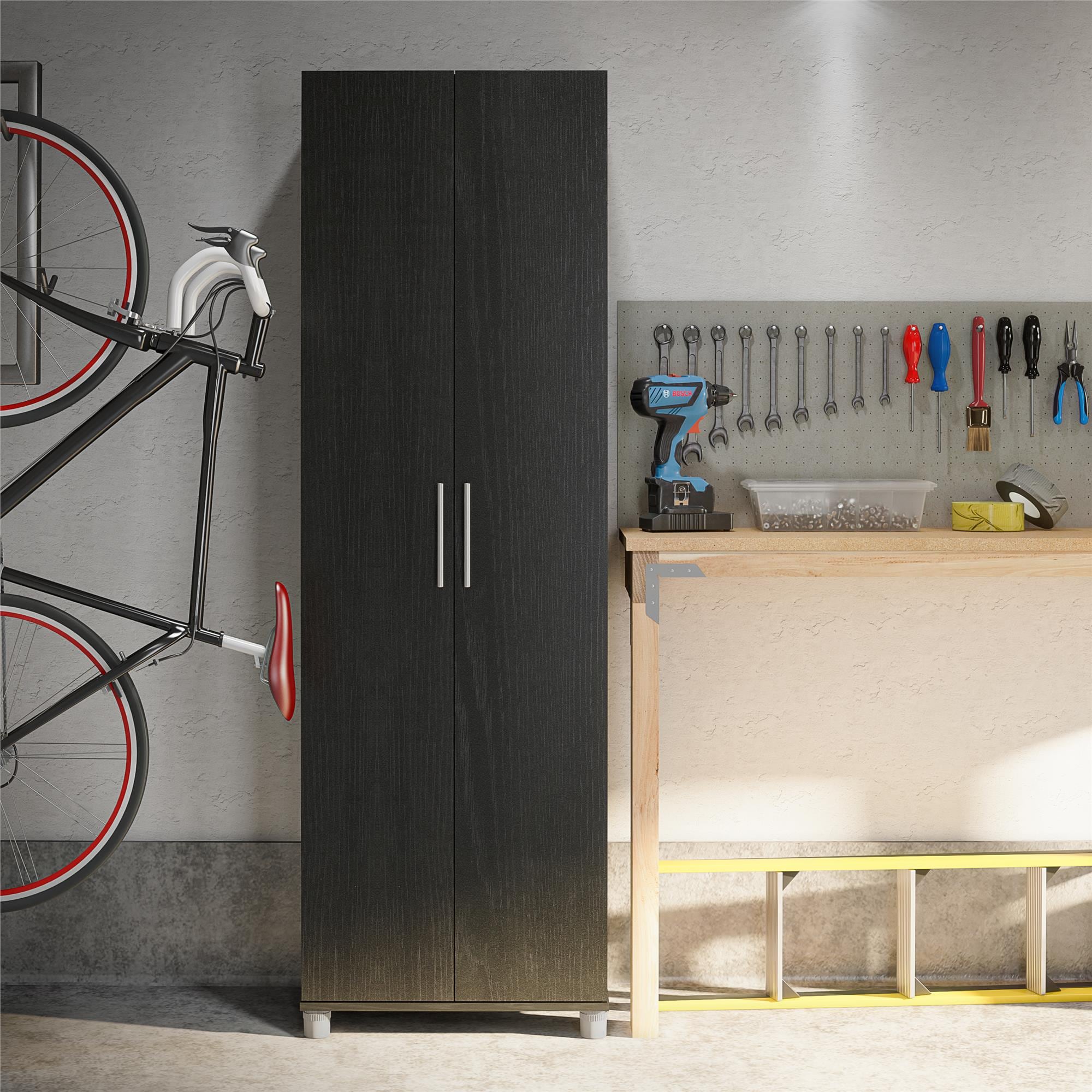 Gabinete de almacenamiento de utilidad independiente de madera compuesta de Roble Negro/Roble Nocturno Ameriwood Home Camberly 23.7 pulgadas de ancho x 74.3 pulgadas de alto 2579335COM