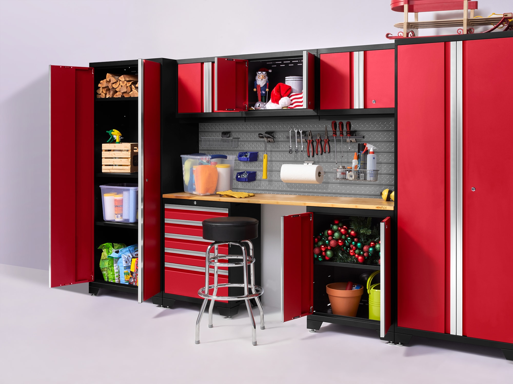 Sistema de almacenamiento para garaje 5 gabinetes de acero rojo profundo de NewAge Products de 92.0 pulgadas de ancho x 84.75 pulgadas de alto x 24.0 pulgadas de profundidad 52358