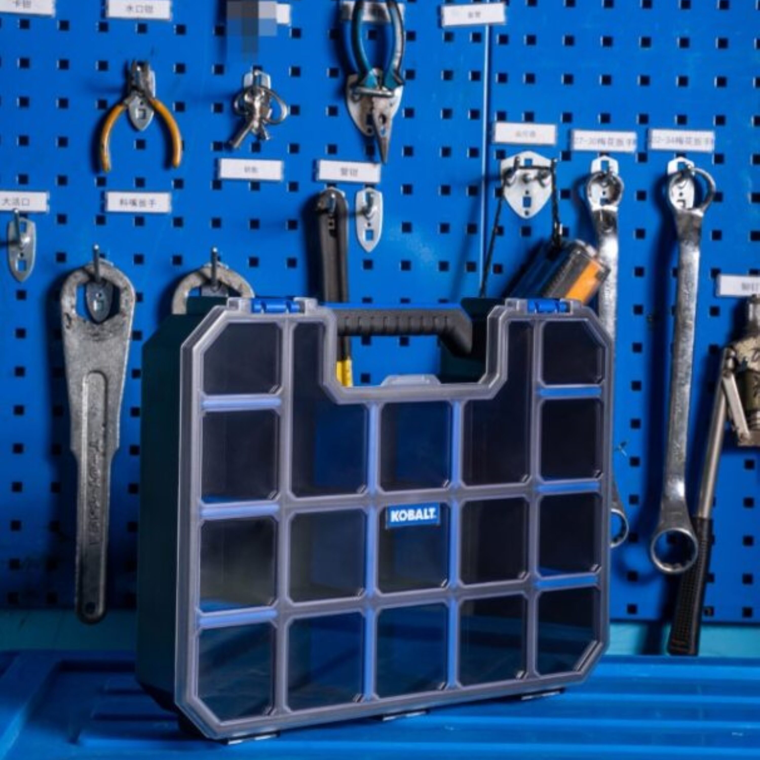 Organizador de plástico grande para pequeñas piezas con 17 compartimentos Kobalt KDPD103