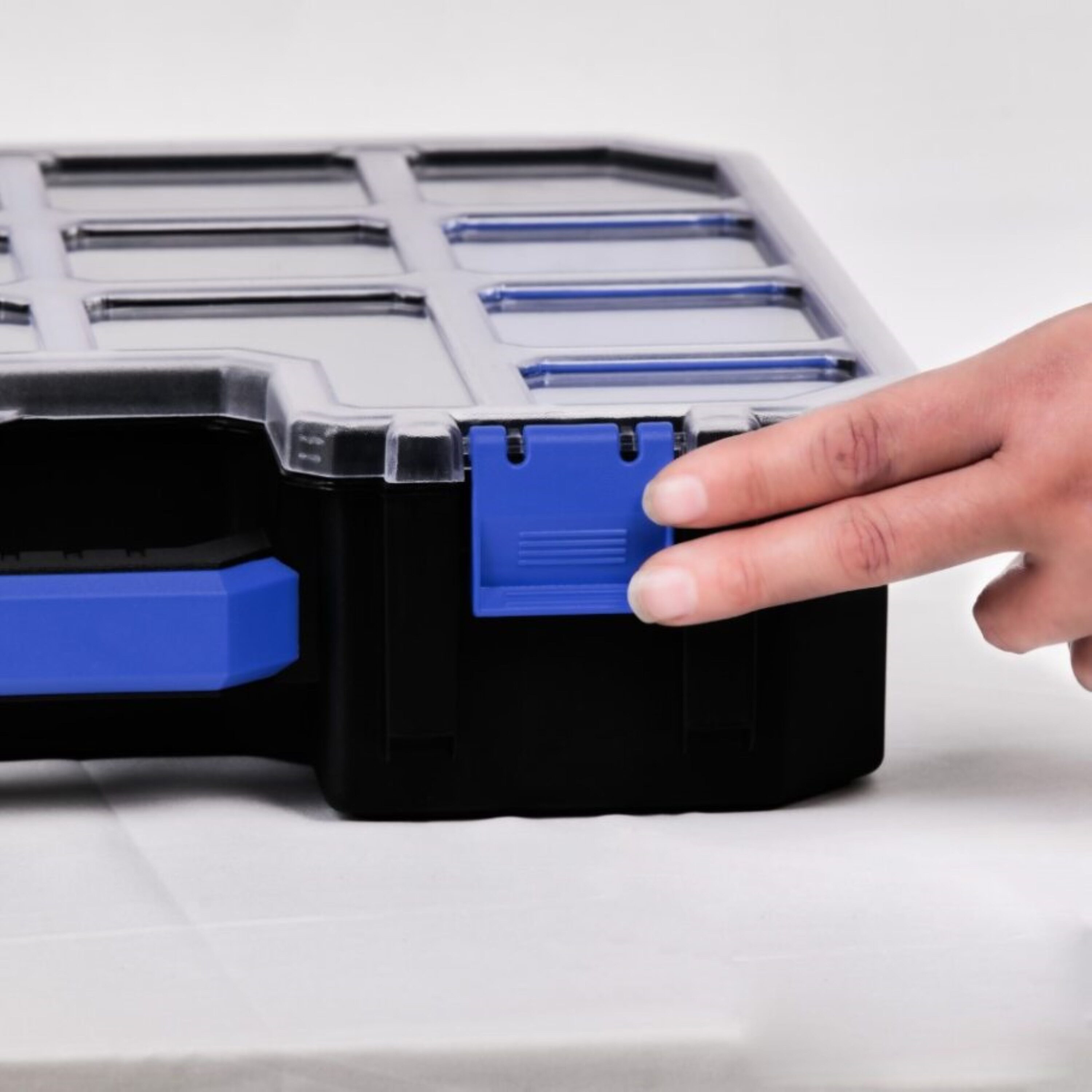 Organizador de plástico grande para pequeñas piezas con 17 compartimentos Kobalt KDPD103