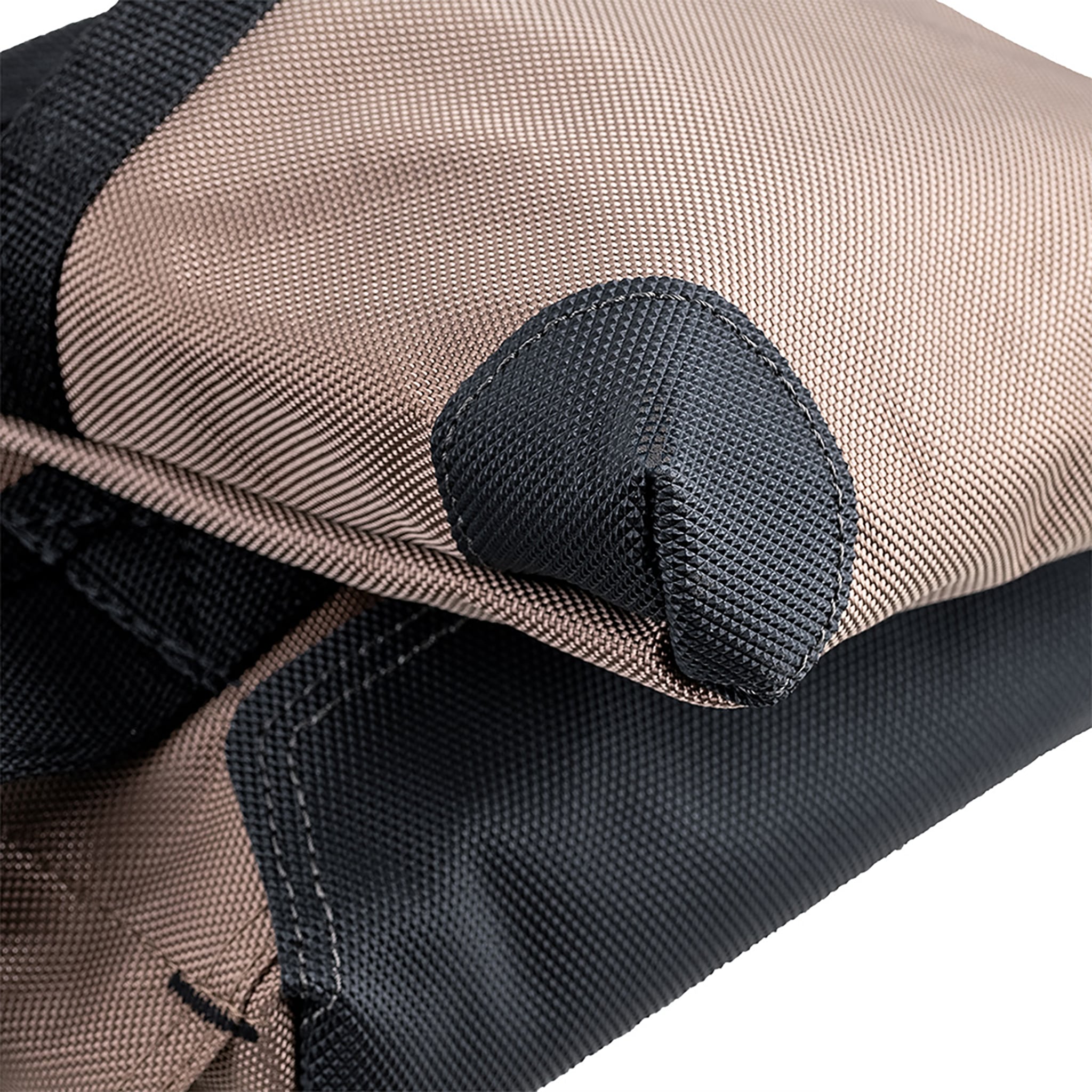 Cinturón de herramientas para constructores de tela en color crema y negro de Bucket Boss con suspensión de poliéster de 3 bolsas