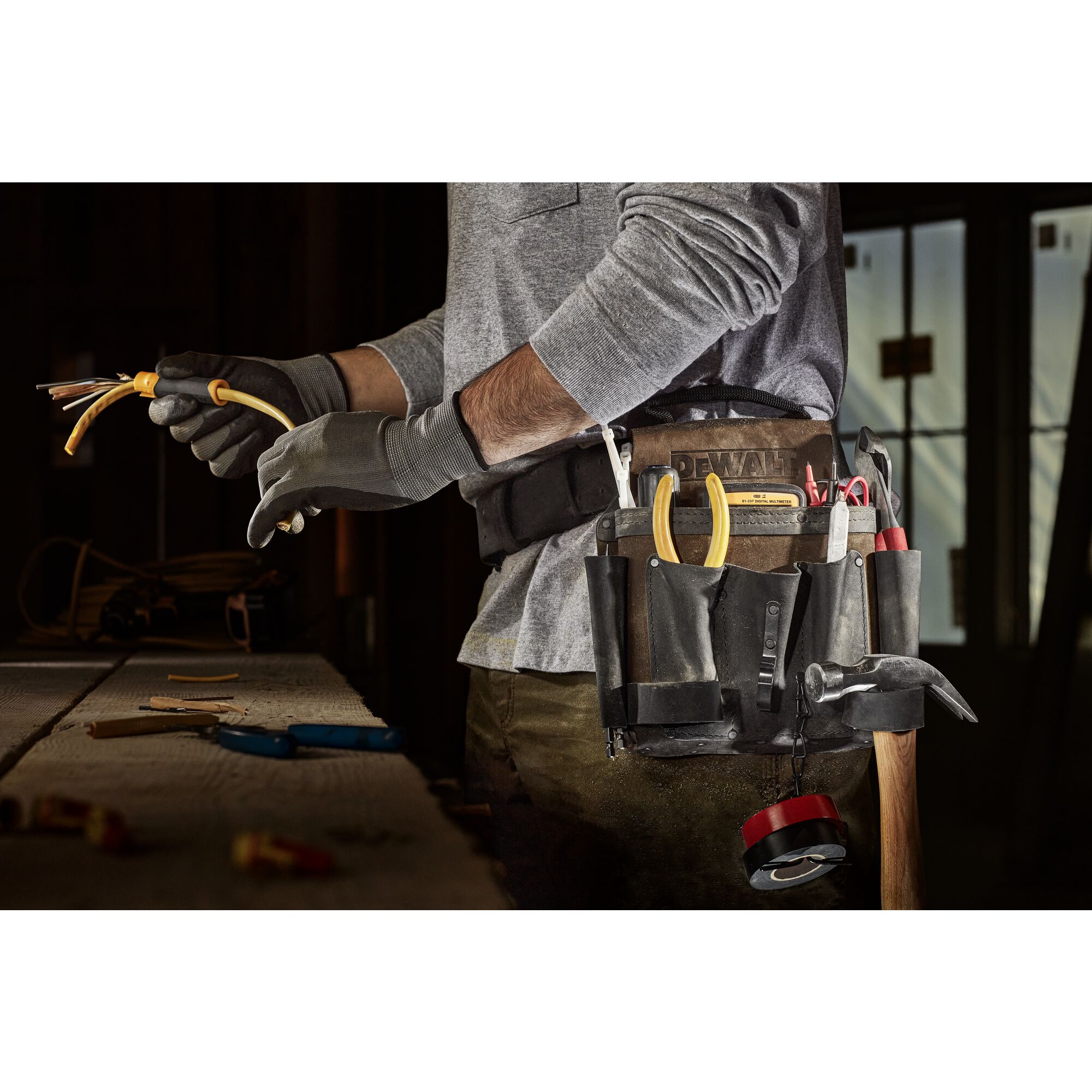 Funda portaherramientas para electricistas de cuero DEWALT DWST550114