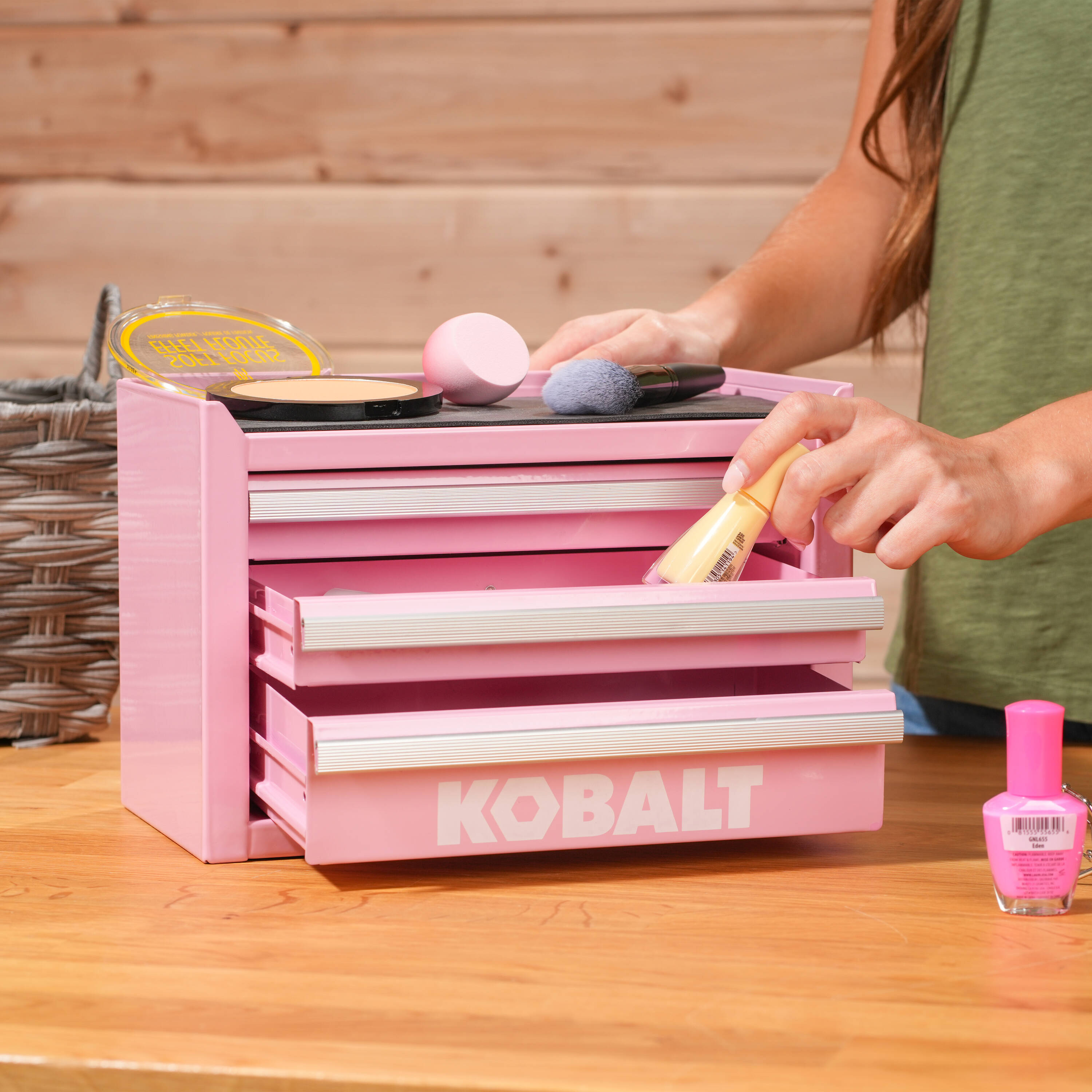 Caja de herramientas portátil mini base Kobalt 11.1 pulgadas de ancho x 7.36 pulgadas de alto x 6.14 pulgadas de profundidad con 3 cajones de acero rosa 55088