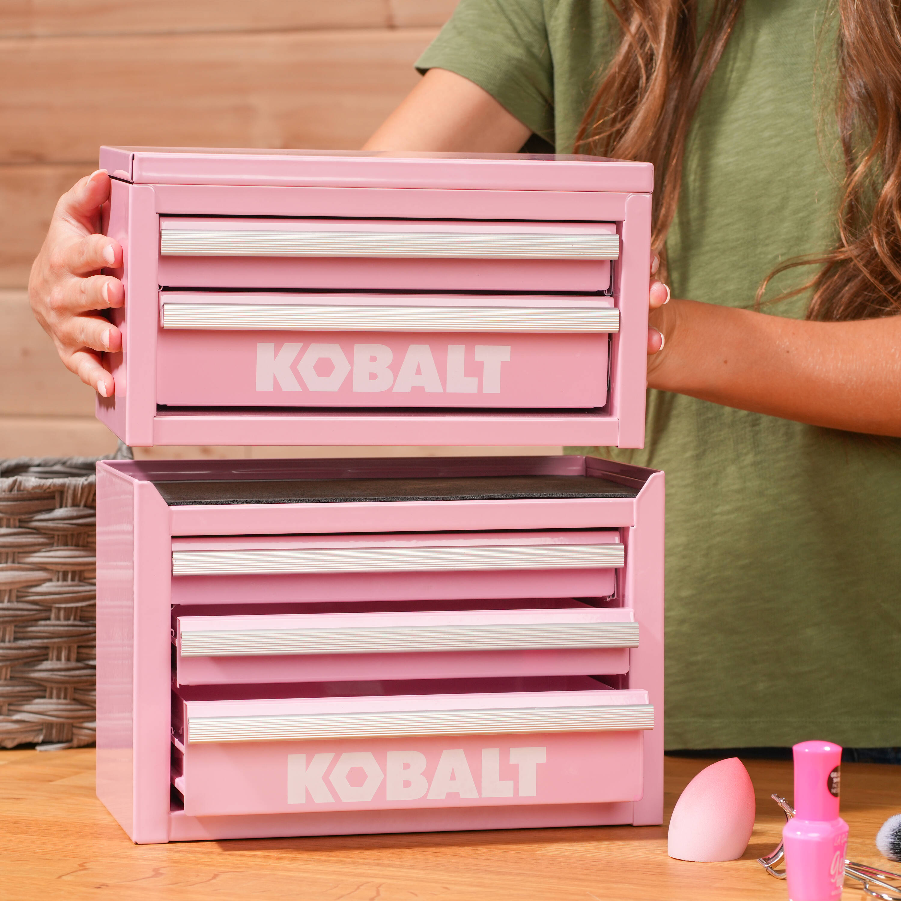 Caja de herramientas portátil mini base Kobalt 11.1 pulgadas de ancho x 7.36 pulgadas de alto x 6.14 pulgadas de profundidad con 3 cajones de acero rosa 55088
