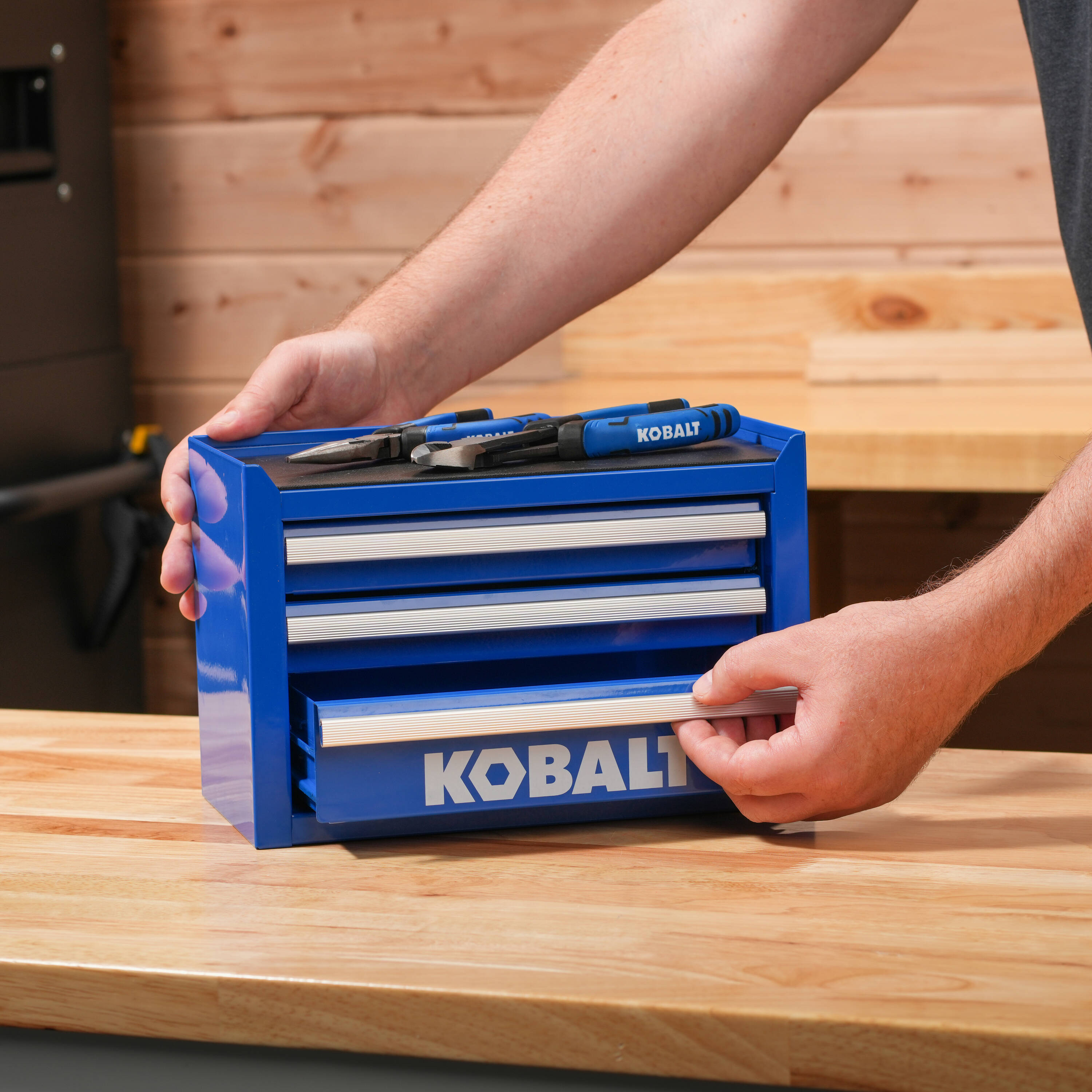 Caja de herramientas portátil mini base Kobalt de 11.1 pulgadas de ancho x 7.36 pulgadas de alto x 6.14 pulgadas de profundidad con 3 cajones de acero azul 55087