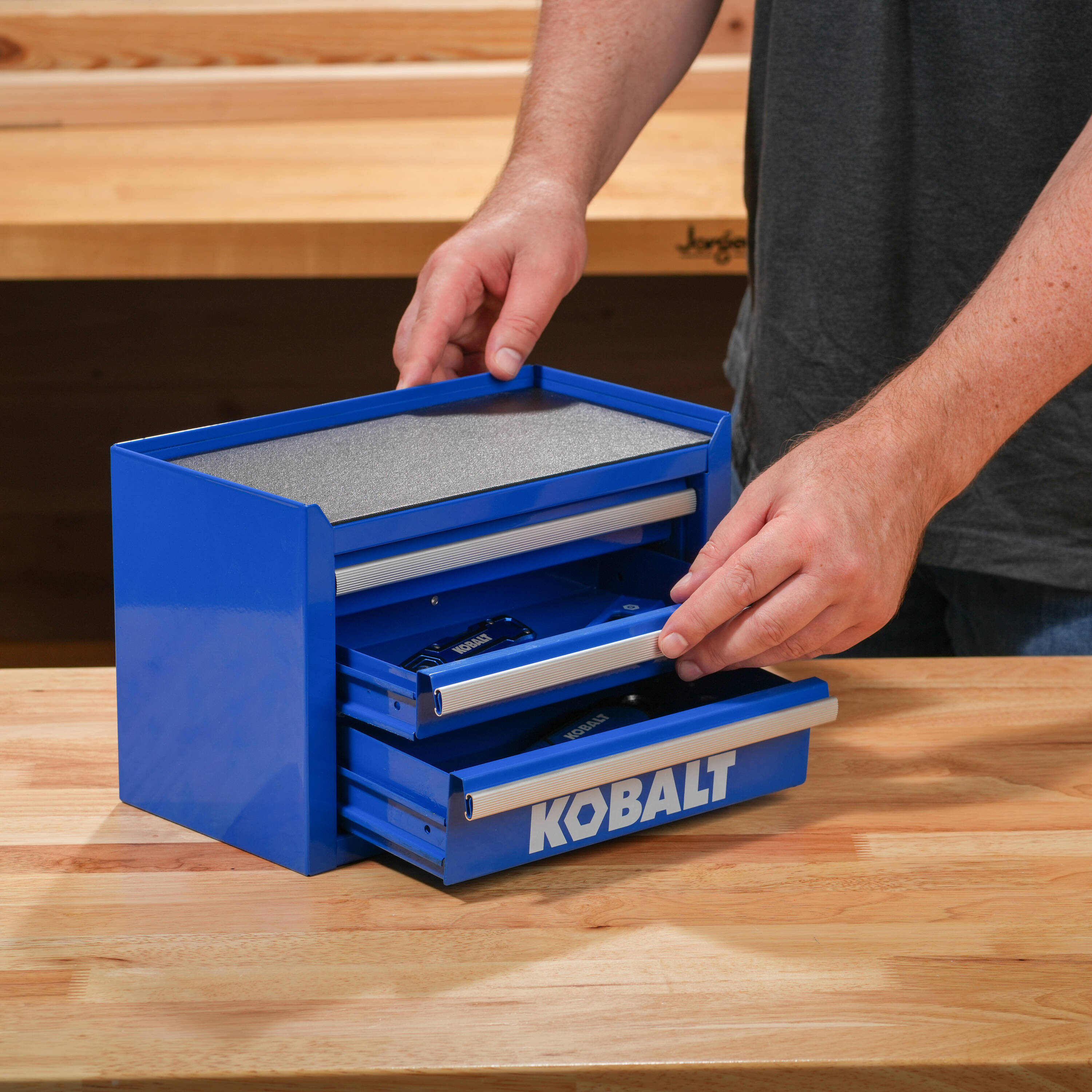 Caja de herramientas portátil mini base Kobalt de 11.1 pulgadas de ancho x 7.36 pulgadas de alto x 6.14 pulgadas de profundidad con 3 cajones de acero azul 55087