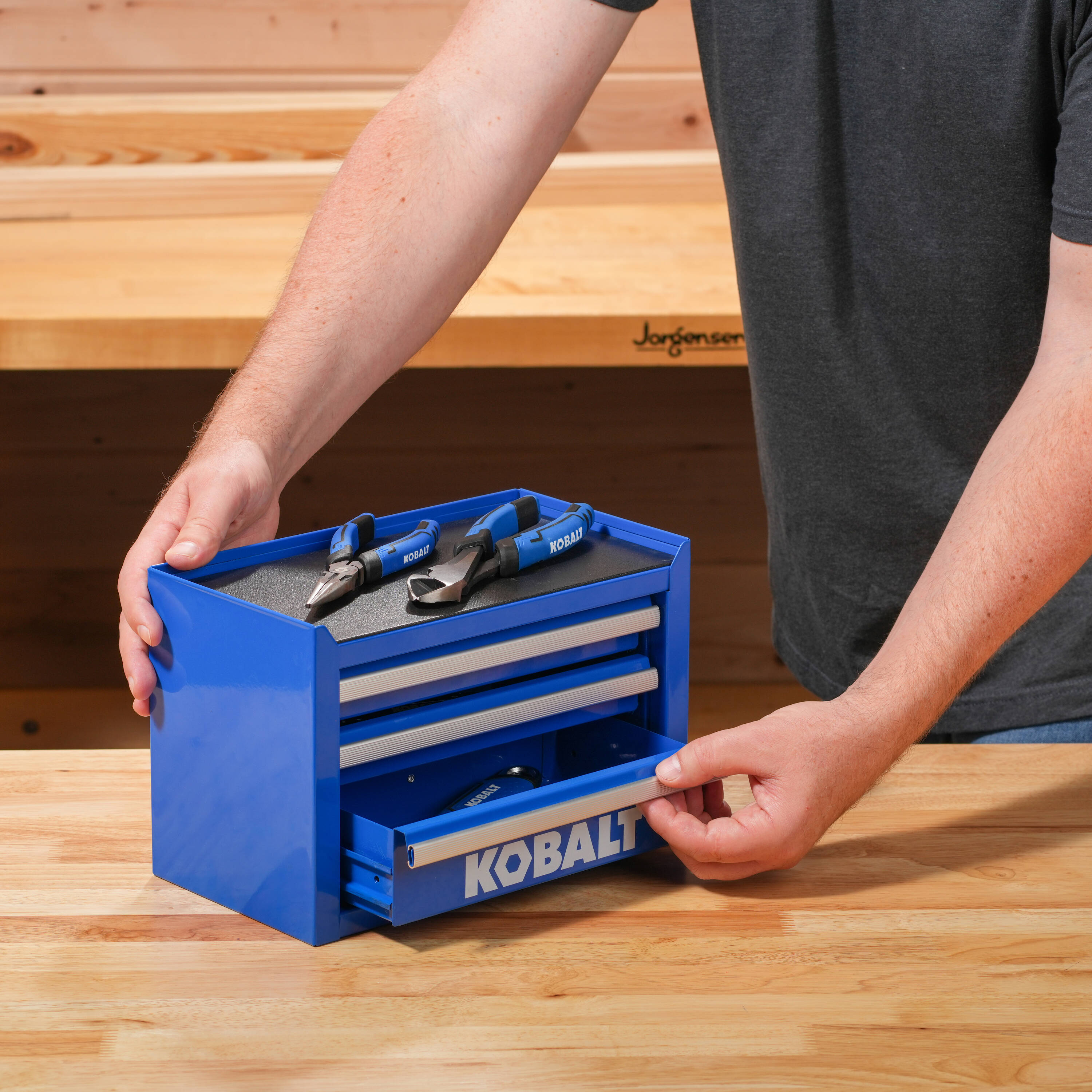 Caja de herramientas portátil mini base Kobalt de 11.1 pulgadas de ancho x 7.36 pulgadas de alto x 6.14 pulgadas de profundidad con 3 cajones de acero azul 55087