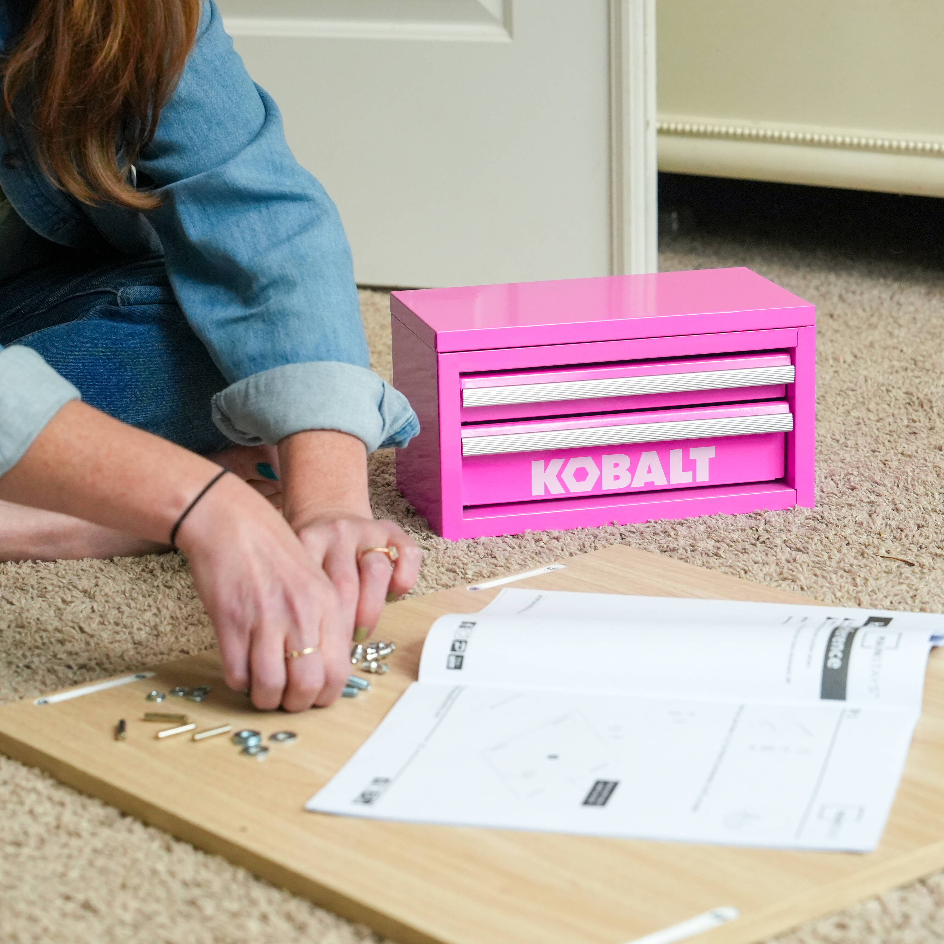 Caja de herramientas portátil mini Kobalt 10.83 pulgadas de ancho x 5.91 pulgadas de alto x 5.91 pulgadas de profundidad, con 2 cajones, color rosa fuerte, de acero 55232