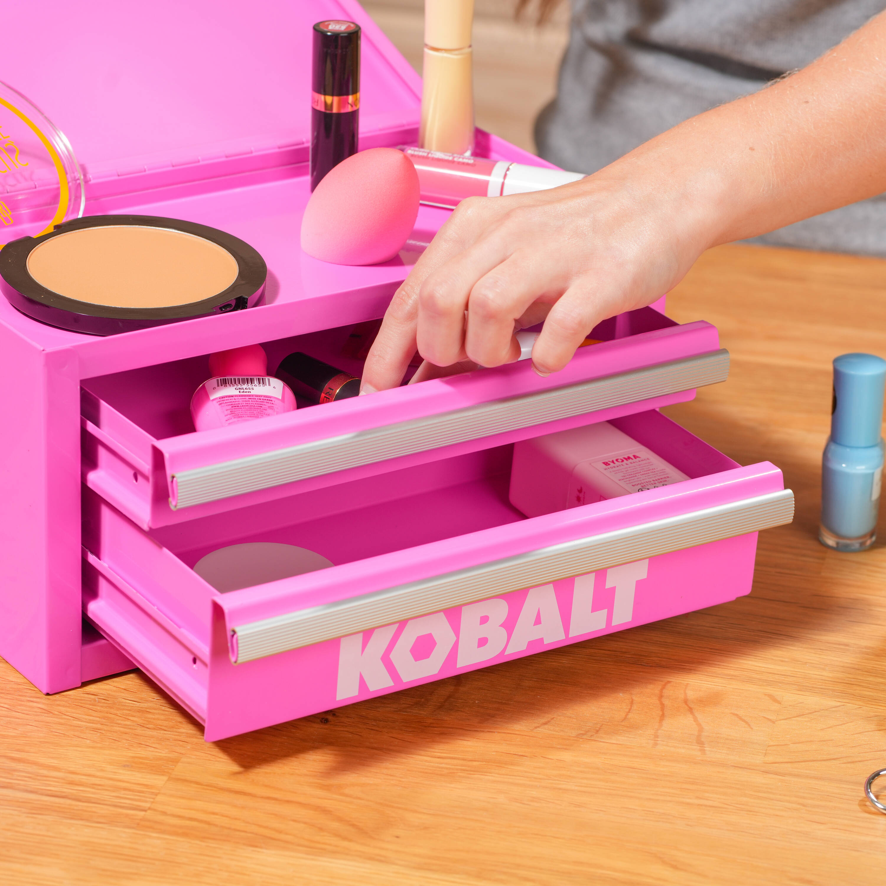 Caja de herramientas portátil mini Kobalt 10.83 pulgadas de ancho x 5.91 pulgadas de alto x 5.91 pulgadas de profundidad, con 2 cajones, color rosa fuerte, de acero 55232