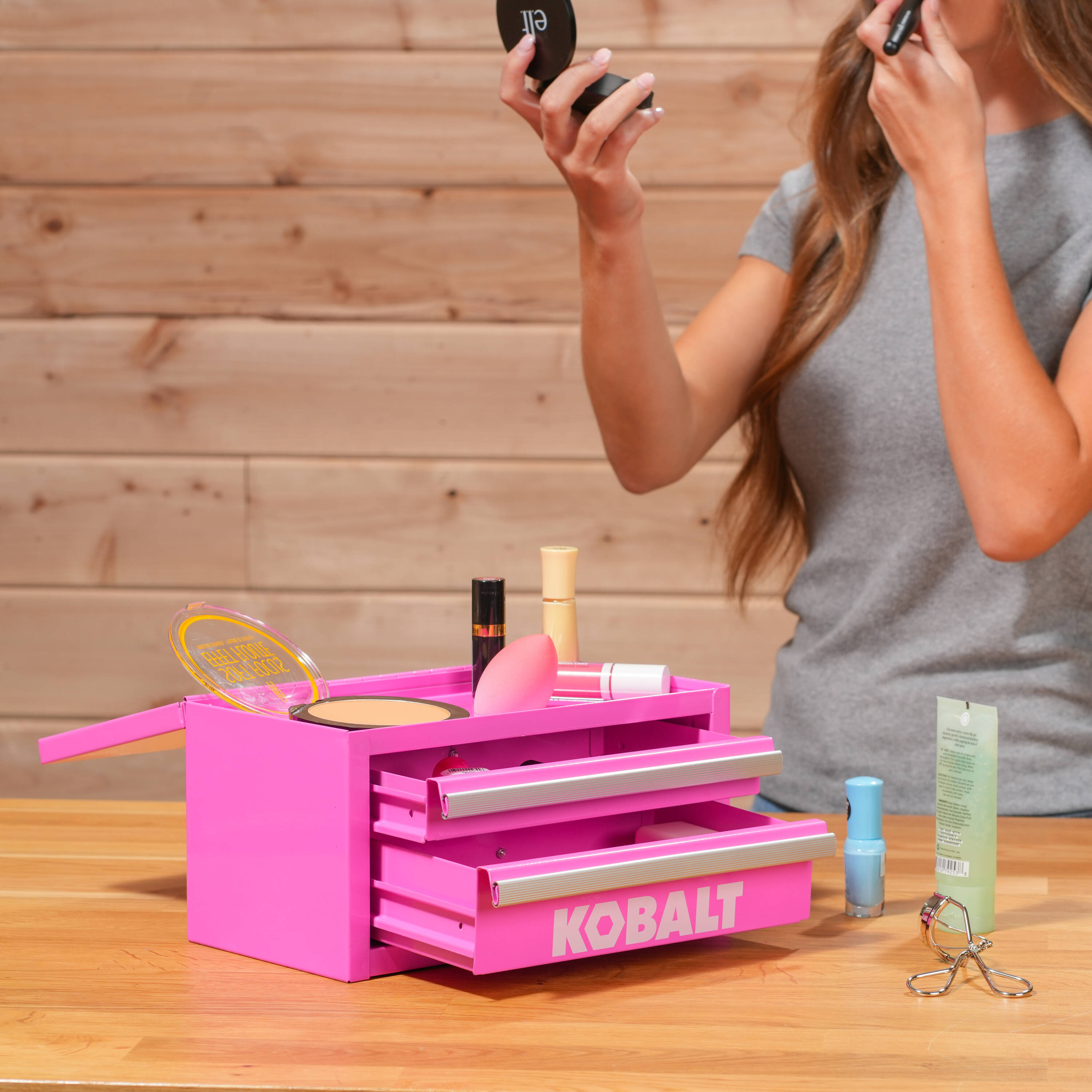 Caja de herramientas portátil mini Kobalt 10.83 pulgadas de ancho x 5.91 pulgadas de alto x 5.91 pulgadas de profundidad, con 2 cajones, color rosa fuerte, de acero 55232