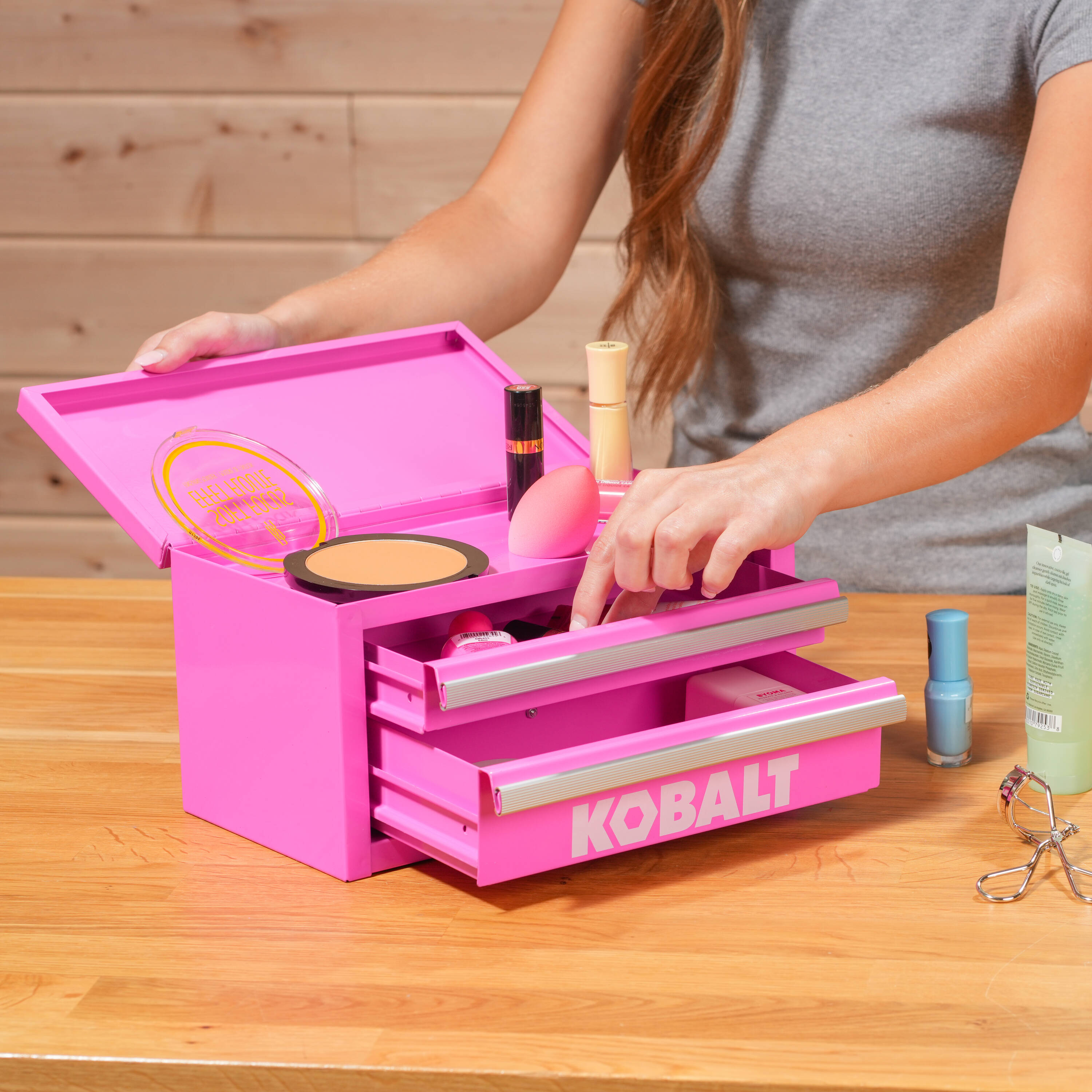 Caja de herramientas portátil mini Kobalt 10.83 pulgadas de ancho x 5.91 pulgadas de alto x 5.91 pulgadas de profundidad, con 2 cajones, color rosa fuerte, de acero 55232