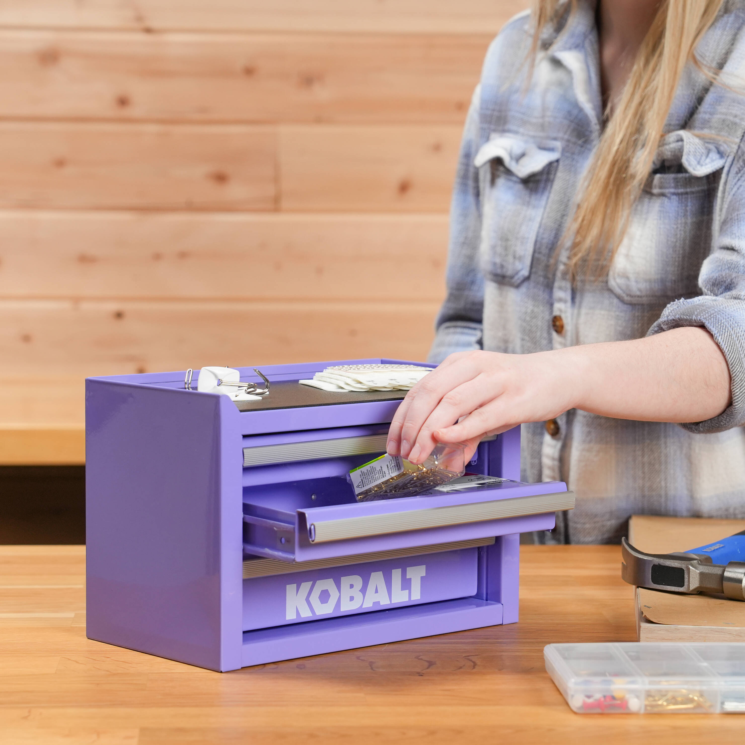 Caja de herramientas portátil mini base Kobalt 11.1 pulgadas de ancho x 7.36 pulgadas de alto x 6.14 pulgadas de profundidad con 3 cajones de acero color lavanda 55816