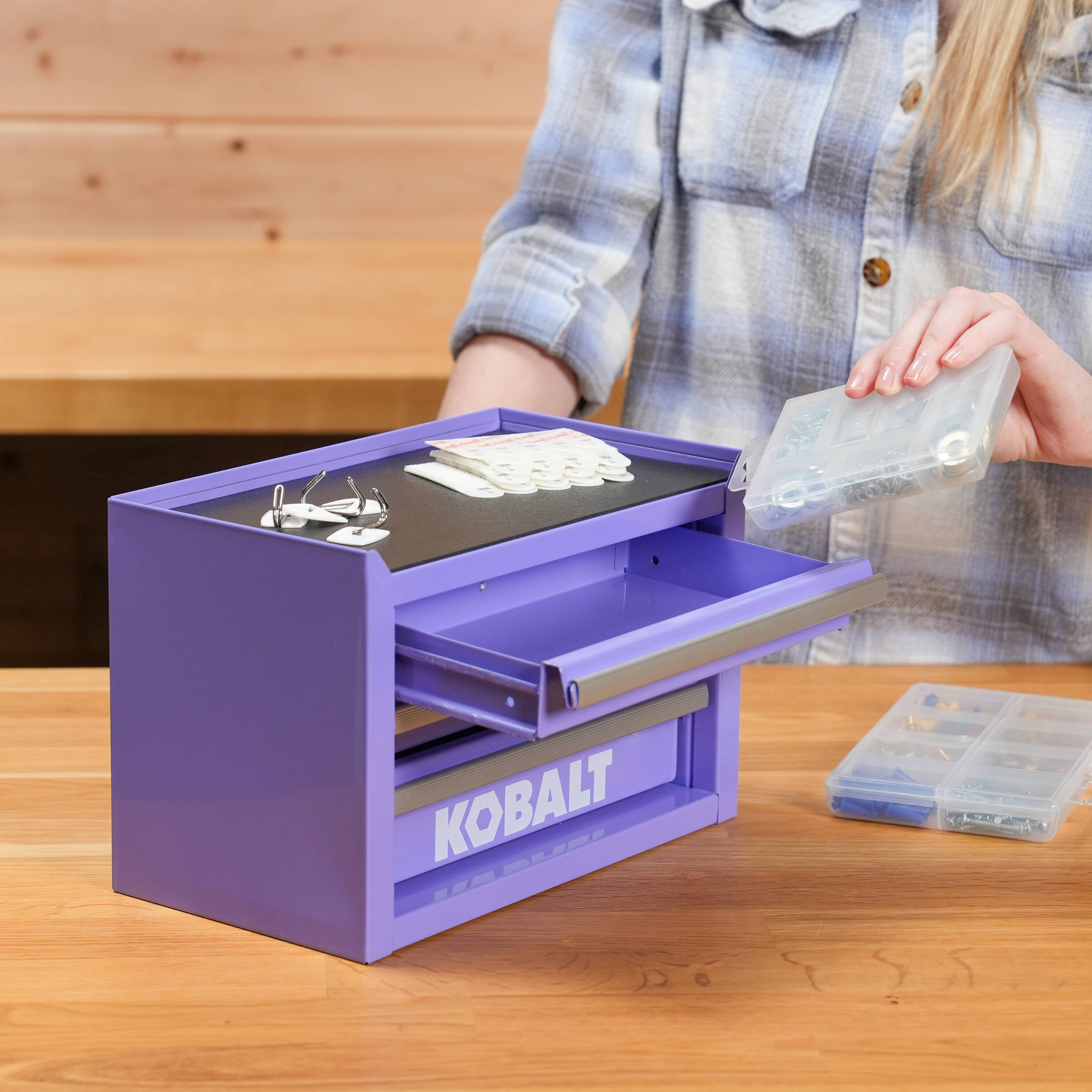 Caja de herramientas portátil mini base Kobalt 11.1 pulgadas de ancho x 7.36 pulgadas de alto x 6.14 pulgadas de profundidad con 3 cajones de acero color lavanda 55816