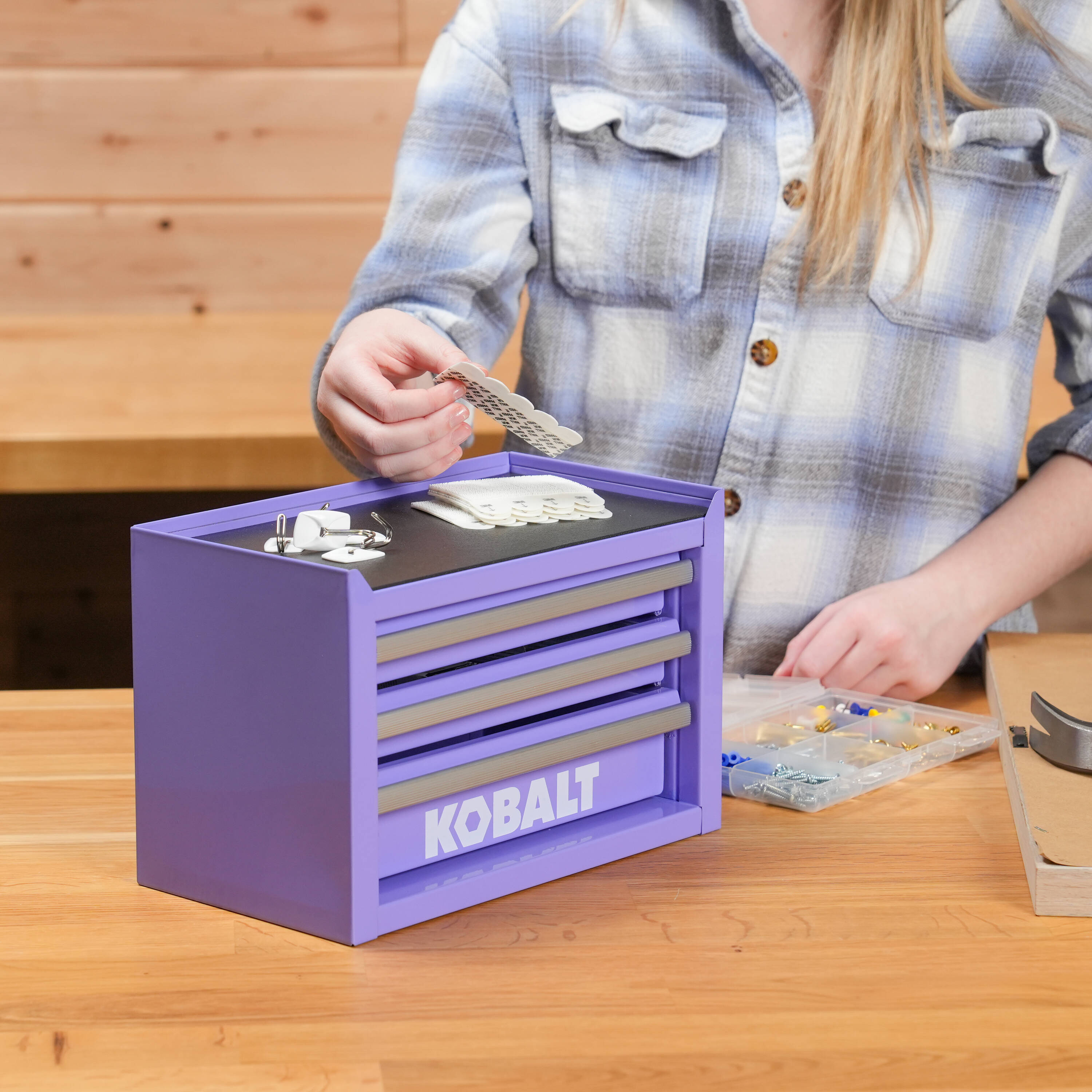 Caja de herramientas portátil mini base Kobalt 11.1 pulgadas de ancho x 7.36 pulgadas de alto x 6.14 pulgadas de profundidad con 3 cajones de acero color lavanda 55816