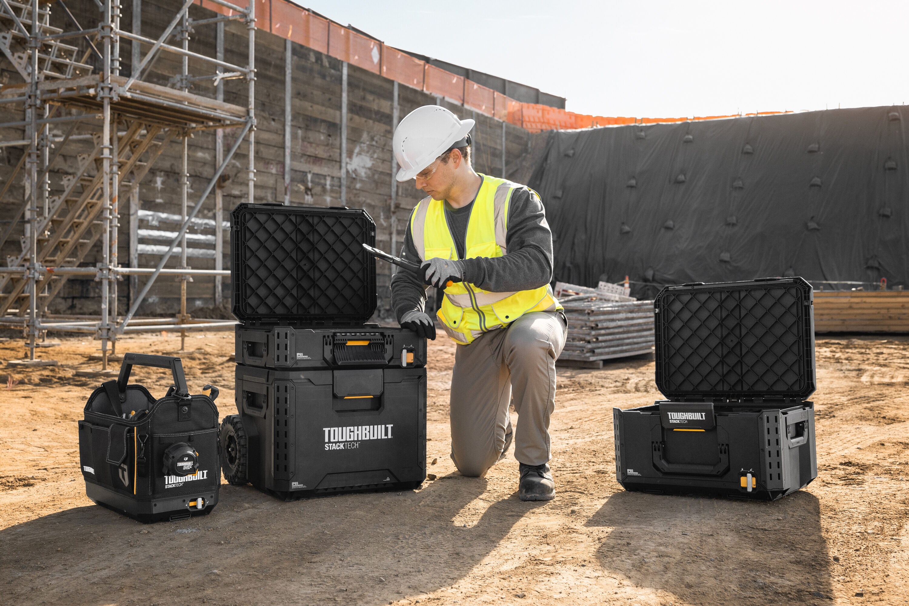 Caja de herramientas de plástico/metal TOUGHBUILT STACKTECH grande de 21 pulgadas de ancho x 11.7 pulgadas de alto x 16 pulgadas de profundidad TB-B1-B-50