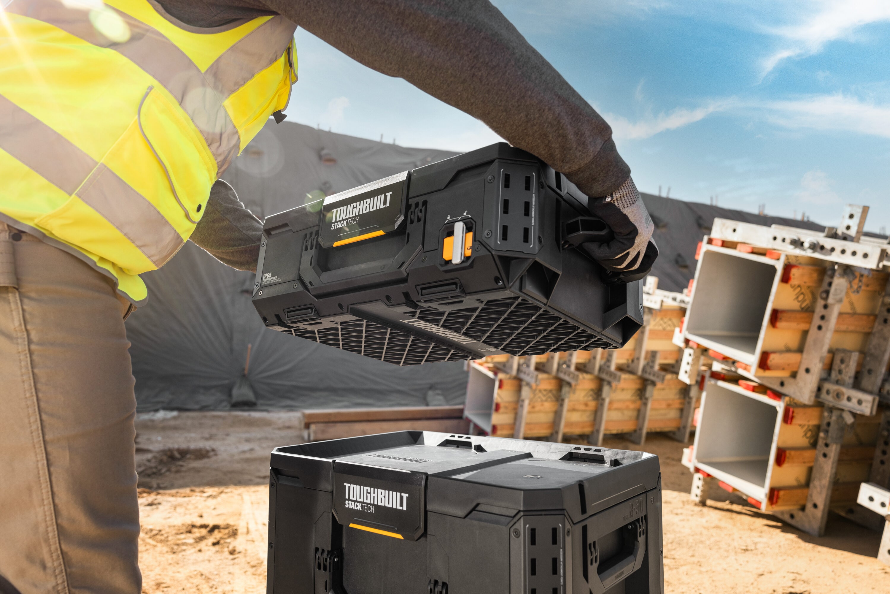 Caja de herramientas de plástico/metal TOUGHBUILT STACKTECH grande de 21 pulgadas de ancho x 11.7 pulgadas de alto x 16 pulgadas de profundidad TB-B1-B-50