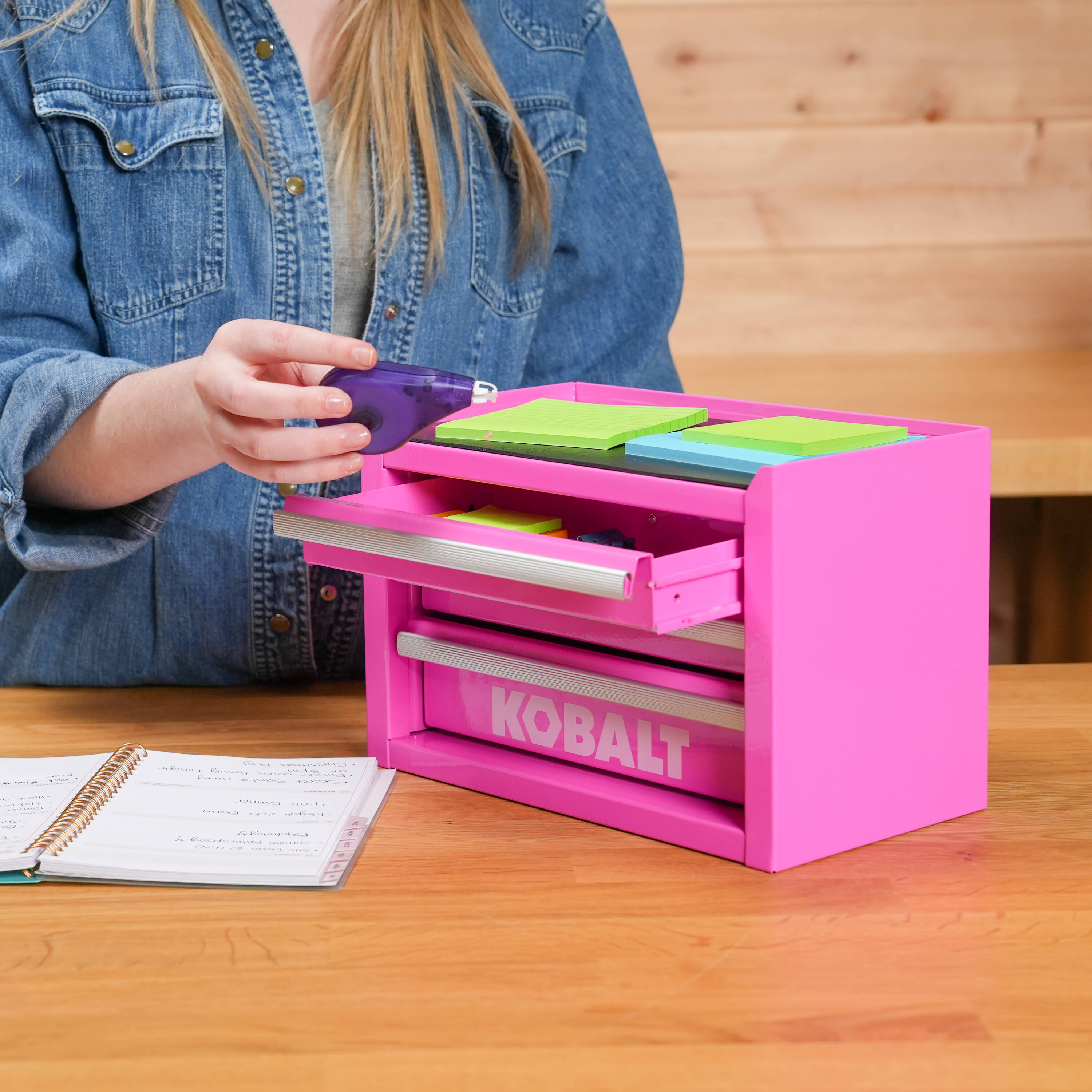 Caja de herramientas portátil mini base Kobalt 11.1 pulgadas de ancho x 7.36 pulgadas de alto x 6.14 pulgadas de profundidad, con 3 cajones, color rosa caliente de acero, modelo 55817