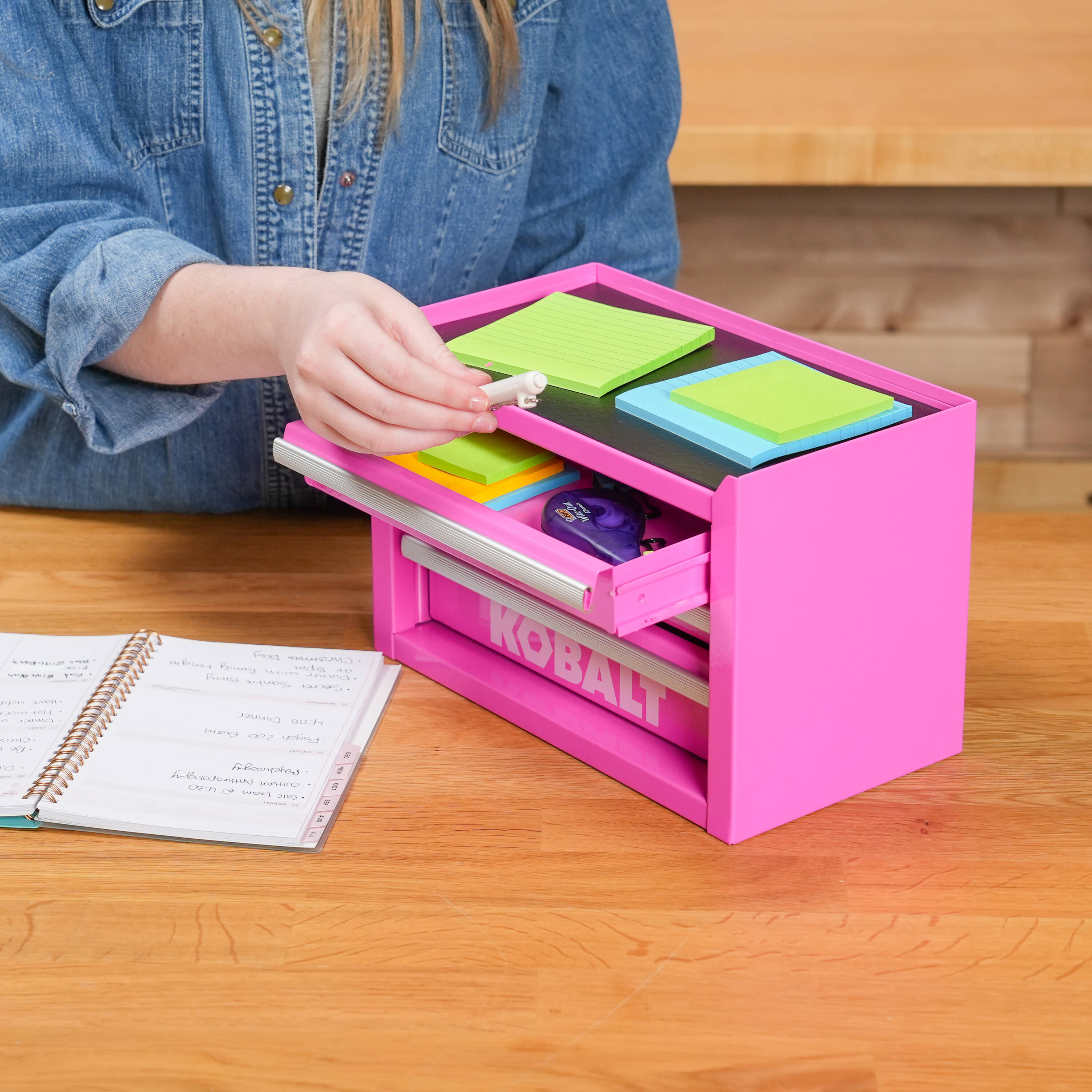 Caja de herramientas portátil mini base Kobalt 11.1 pulgadas de ancho x 7.36 pulgadas de alto x 6.14 pulgadas de profundidad, con 3 cajones, color rosa caliente de acero, modelo 55817