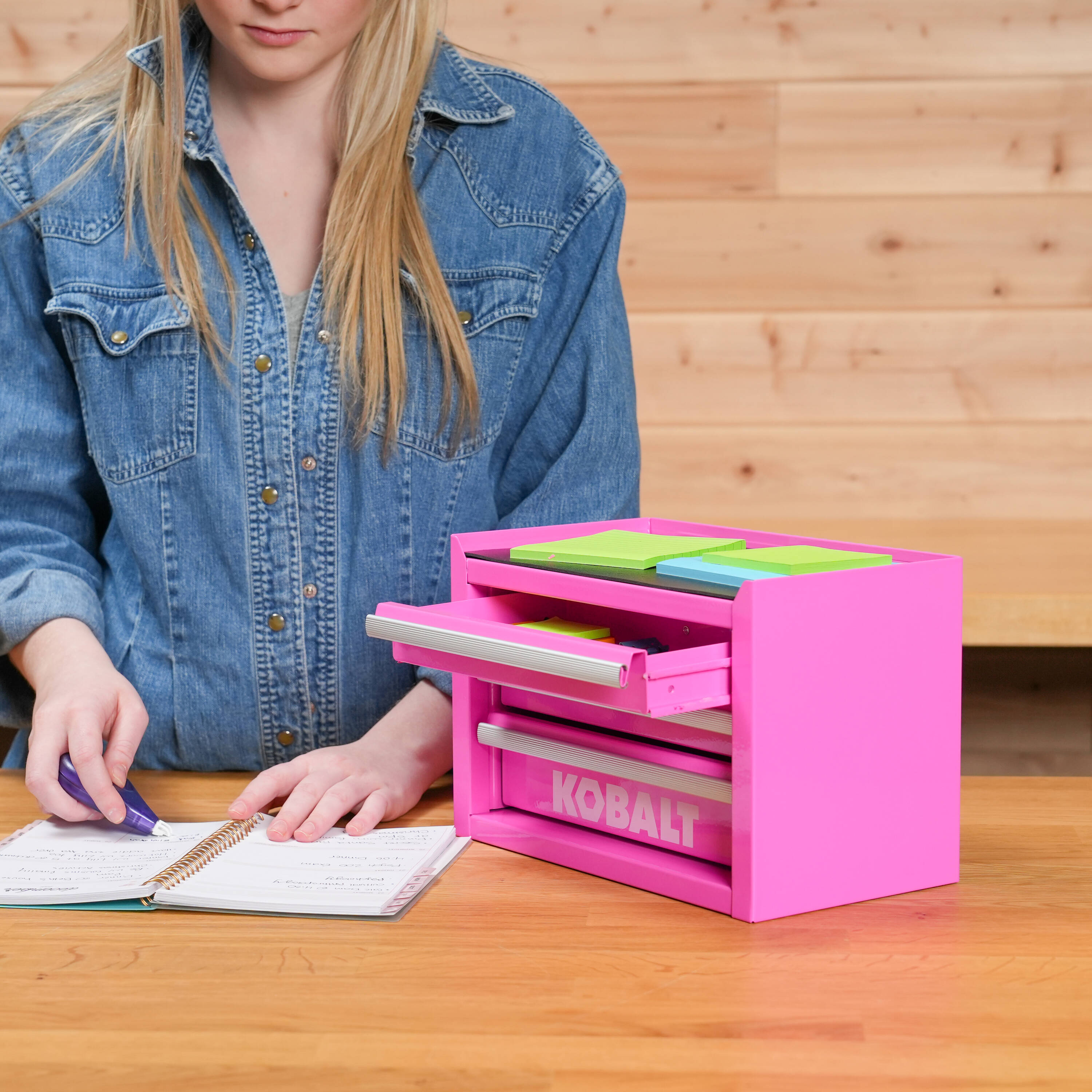 Caja de herramientas portátil mini base Kobalt 11.1 pulgadas de ancho x 7.36 pulgadas de alto x 6.14 pulgadas de profundidad, con 3 cajones, color rosa caliente de acero, modelo 55817