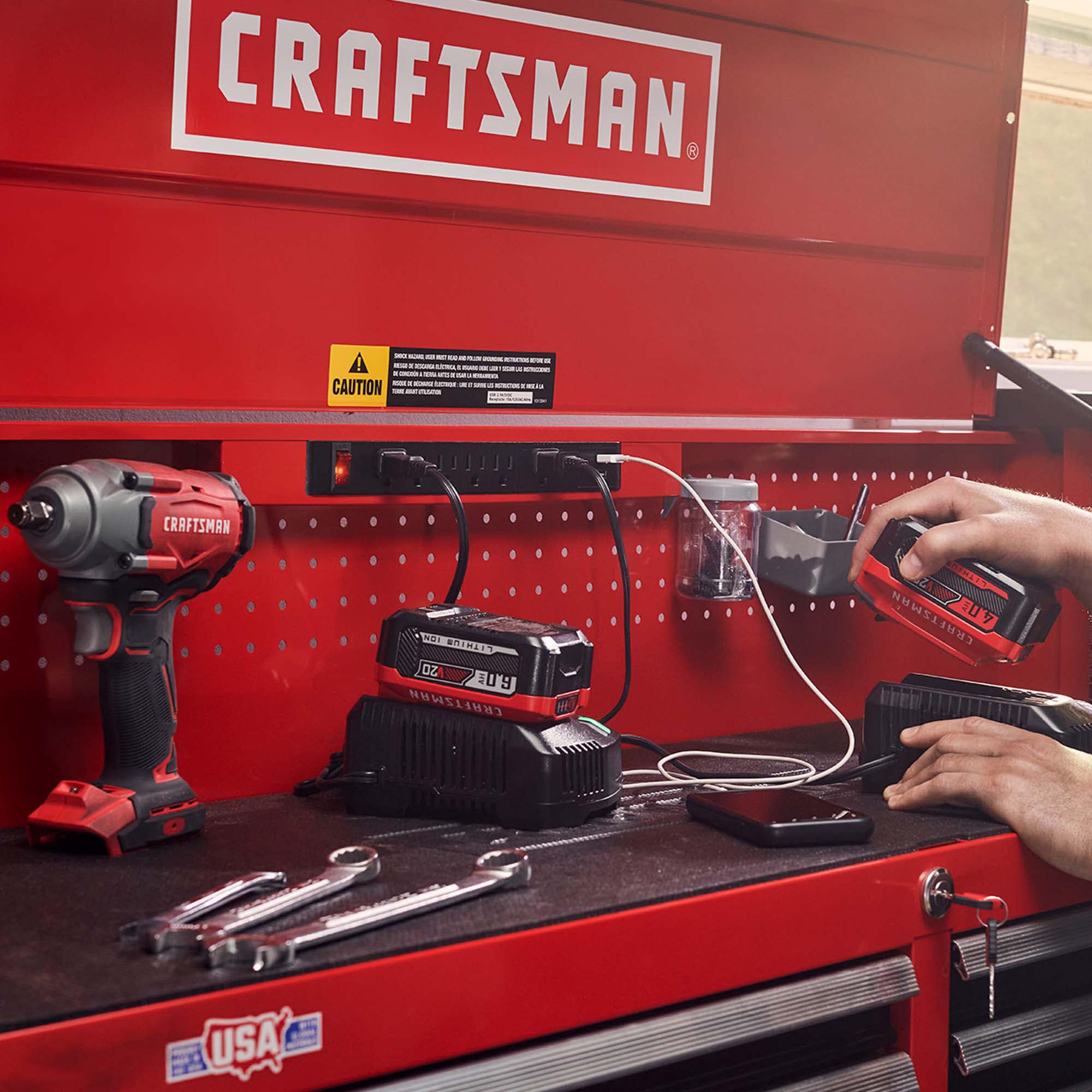 Gabinete de herramientas de acero de 8 cajones Craftsman Serie 2000, 51.5 pulgadas de ancho, 24.7 pulgadas de alto y 16 pulgadas de profundidad (rojo y negro) CMST98272RB