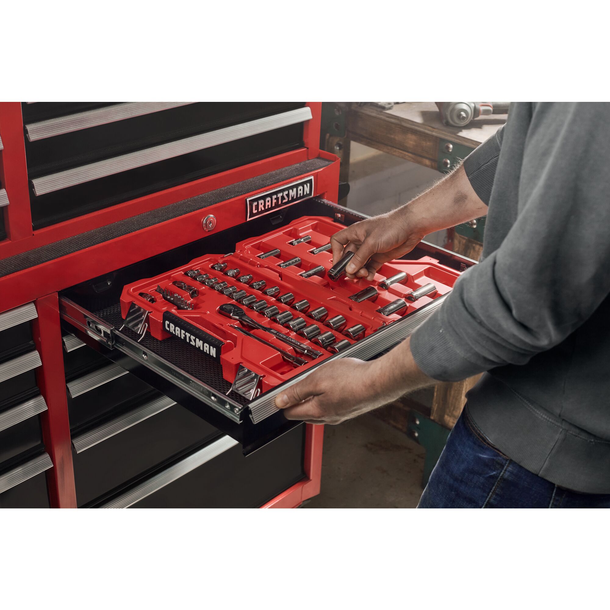 Gabinete de herramientas de acero de 8 cajones Craftsman Serie 2000, 51.5 pulgadas de ancho, 24.7 pulgadas de alto y 16 pulgadas de profundidad (rojo y negro) CMST98272RB