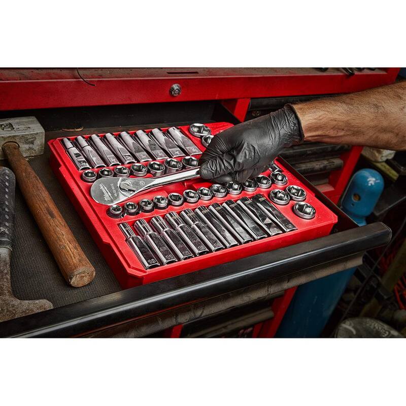 Set de herramientas mecánicas Milwaukee de trinquete y dado de 1/2 y 1/4 pulgadas, estándar y métrico (72 piezas) - 48-22-9010-48-22-9044