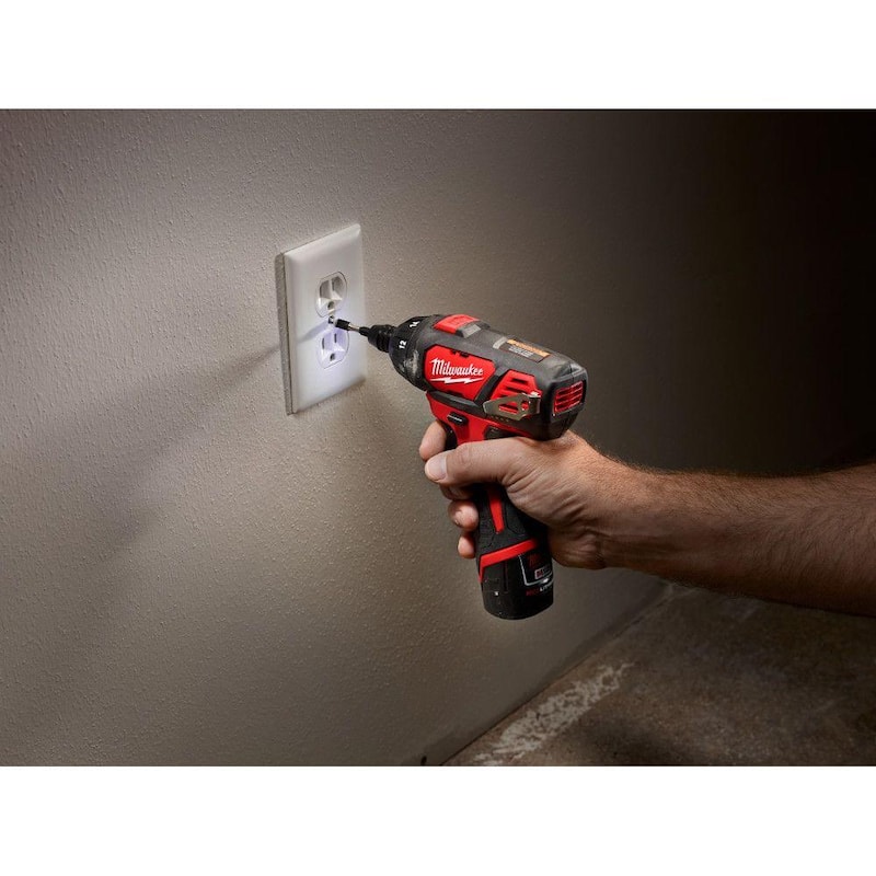 Milwaukee M12 12V Kit de Destornillador Inalámbrico de 1/4 de pulgada con batería de iones de litio y juego de puntas de destornillador de acero de aleación SHOCKWAVE (72 piezas) - 2401-22-48-32-4497.