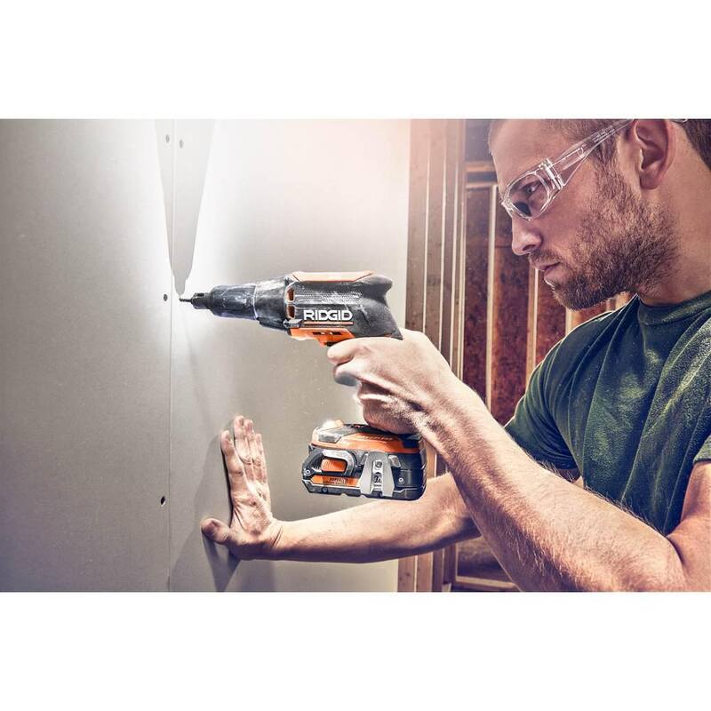 Atornillador inalámbrico para tabla de yeso RIDGID 18V sin escobillas con accesorio de carga con batería de iones de litio de 18V y 4.0 Ah - R86630B-AC87004
