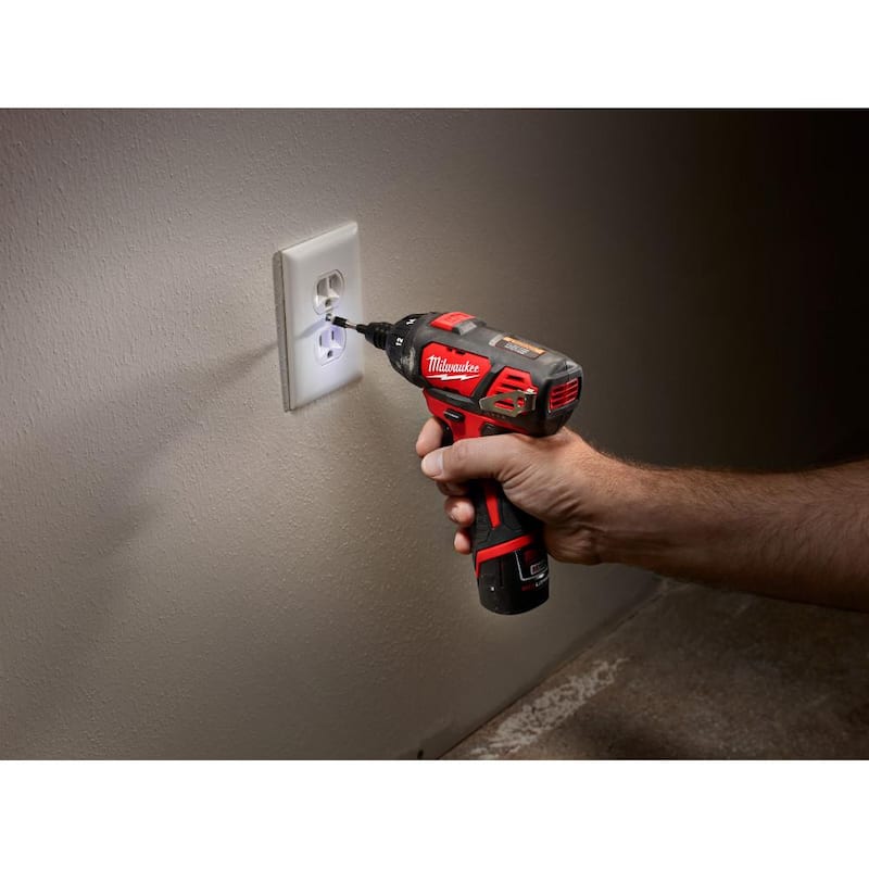 Kit destornillador inalámbrico Milwaukee M12 12V de 1/4 de pulgada con batería de iones de litio y luz de inundación de 700 lúmenes con servicio y reparación M12 y carga USB - 2401-22-2367-20.