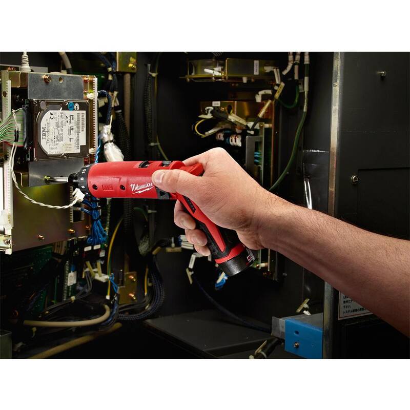 Milwaukee M4 Juego de taladro atornillador inalámbrico de 4V de iones de litio de 1/4 pulgadas con 2 baterías + Juego de puntas de impacto SHOCKWAVE y adaptador de ángulo recto - 2101-22-48-32-5158