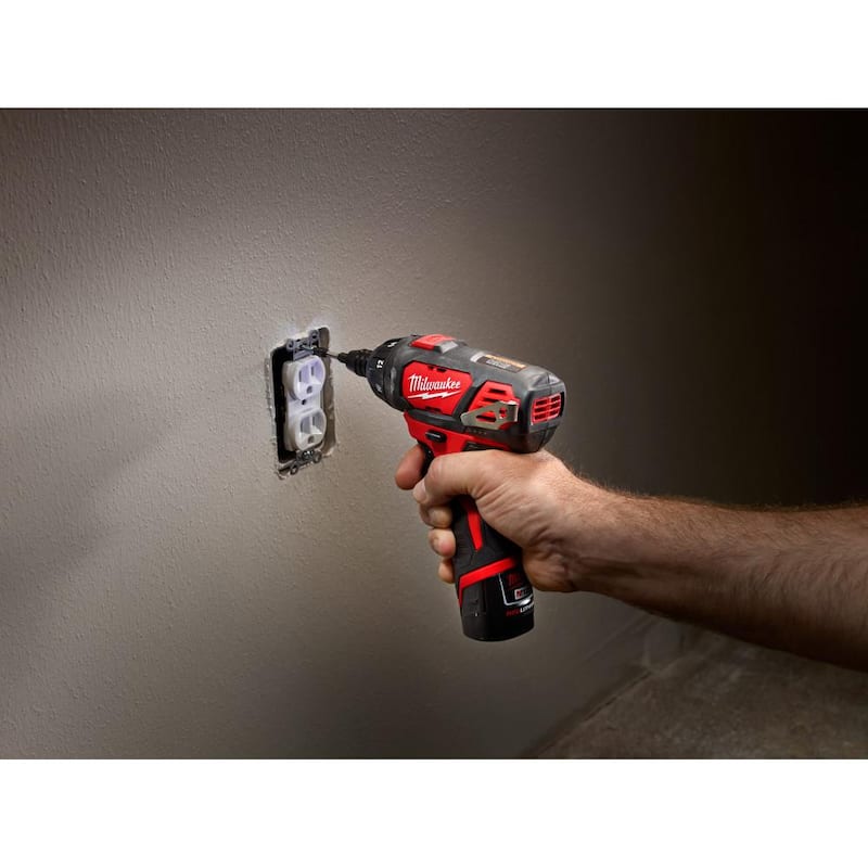 Kit de destornillador inalámbrico Milwaukee M12 12V de 1/4 de pulgada con batería de iones de litio, incluye set de brocas de titanio SHOCKWAVE Impact Duty (23 piezas) - 2401-22-48-89-4631.