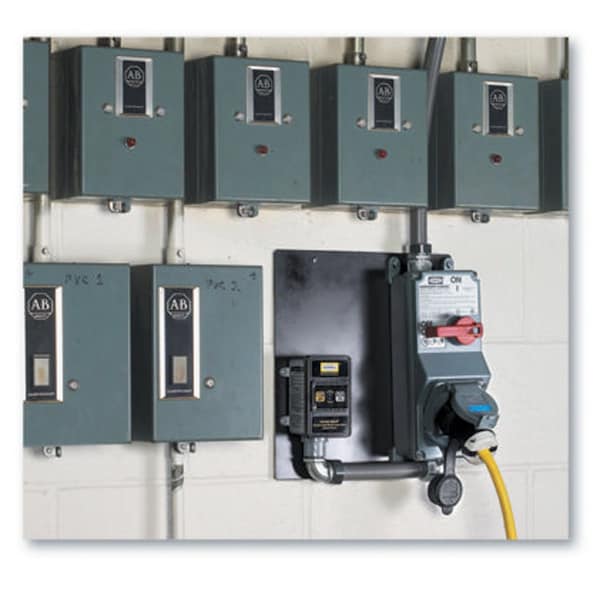 Dispositivo de conexión eléctrica con interruptor de circuito con falla a tierra (GFCI) Hubbell, cableado duro, 120V, 30A, negro - GFHW13005