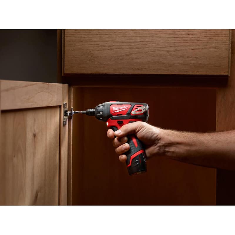 Milwaukee M12 12V Li-Ion Inalámbrico destornillador de 1/4 in. con kit de linterna / luz de problemas LED M12 400 lúmenes con carga USB - 2401-22-2362-20