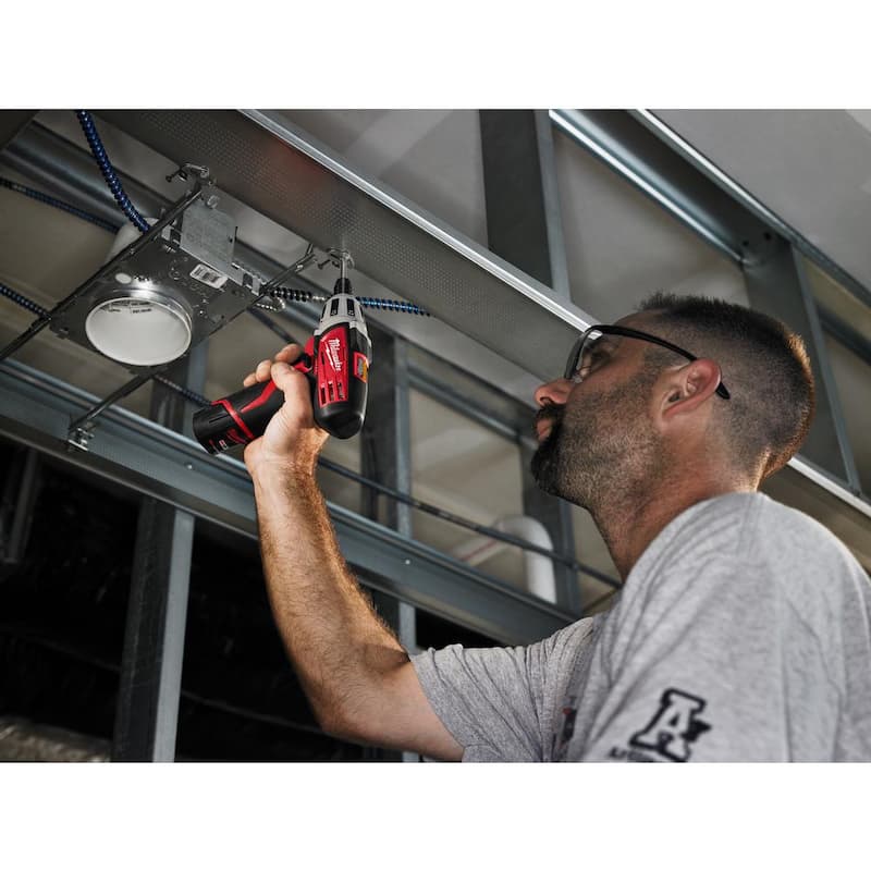 Estuche Atornillador Inalámbrico de 1/4 de Pulgada con Batería de Iones de Litio de 12V Milwaukee M12 y Multiherramienta Inalámbrica M12 (solo herramienta) - 2401-22-2426-20